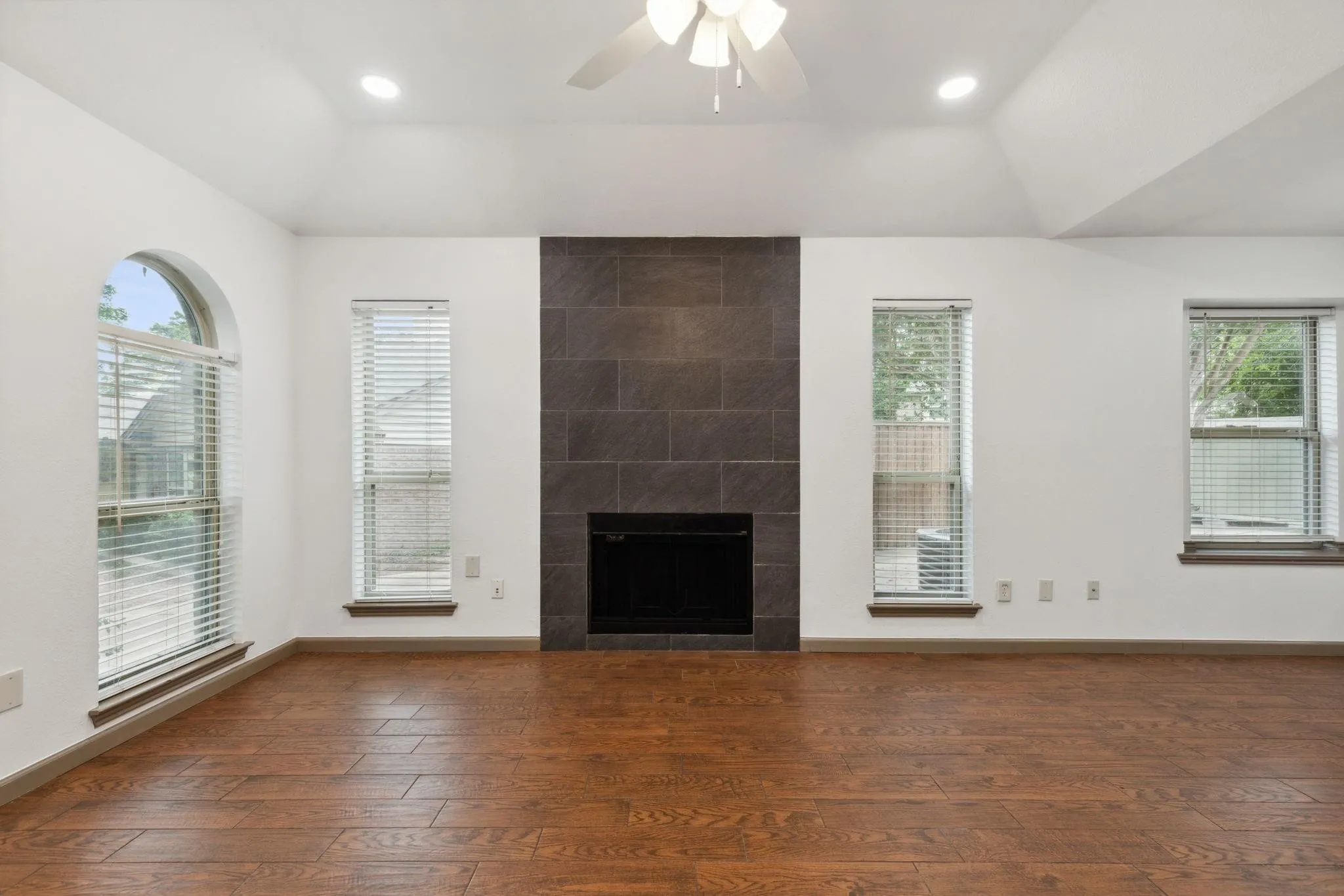 Duplex For Rent in Tarrant County , 414 Bluegrass Lane, Euless, Texas 76039, 2 Bedroom, 1 Bathroom, Garage spaces, 990 Sqft, built in 1981, mls#21343554, Real Estate Agent in Euless, Homes For Rent in Tarrant county, Homes For Rent in Euless, Realtor in Euless Texas, Real Estate Brokerage Independent Realty Texas, Luminita Cordes Realtor
