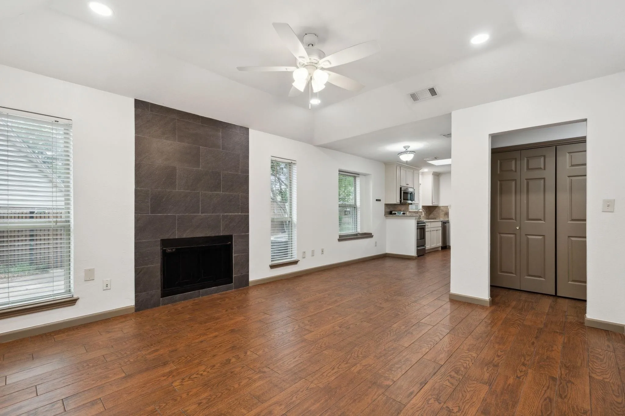 Duplex For Rent in Tarrant County , 414 Bluegrass Lane, Euless, Texas 76039, 2 Bedroom, 1 Bathroom, Garage spaces, 990 Sqft, built in 1981, mls#21343554, Real Estate Agent in Euless, Homes For Rent in Tarrant county, Homes For Rent in Euless, Realtor in Euless Texas, Real Estate Brokerage Independent Realty Texas, Luminita Cordes Realtor