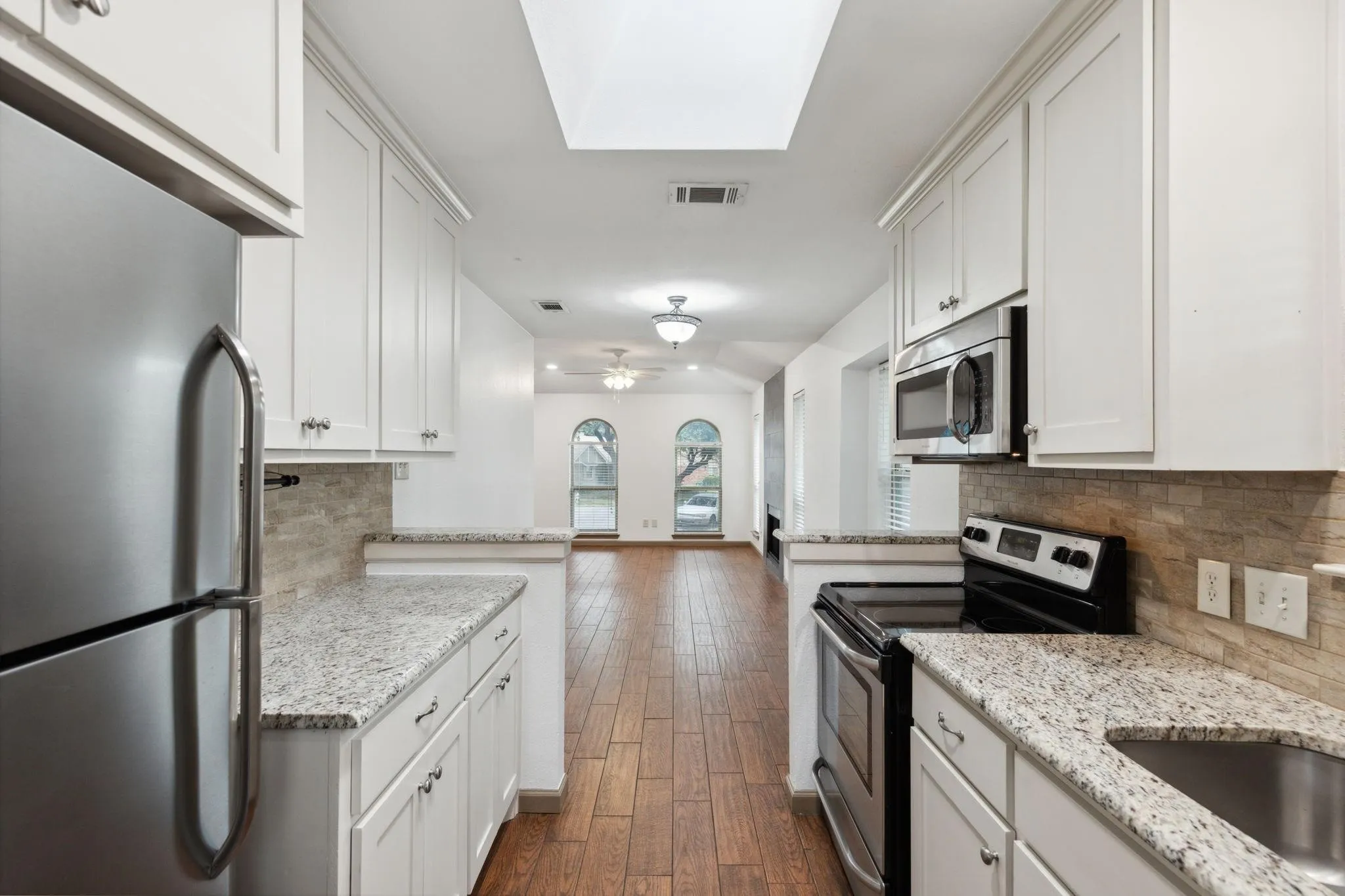 Duplex For Rent in Tarrant County , 414 Bluegrass Lane, Euless, Texas 76039, 2 Bedroom, 1 Bathroom, Garage spaces, 990 Sqft, built in 1981, mls#21343554, Real Estate Agent in Euless, Homes For Rent in Tarrant county, Homes For Rent in Euless, Realtor in Euless Texas, Real Estate Brokerage Independent Realty Texas, Luminita Cordes Realtor