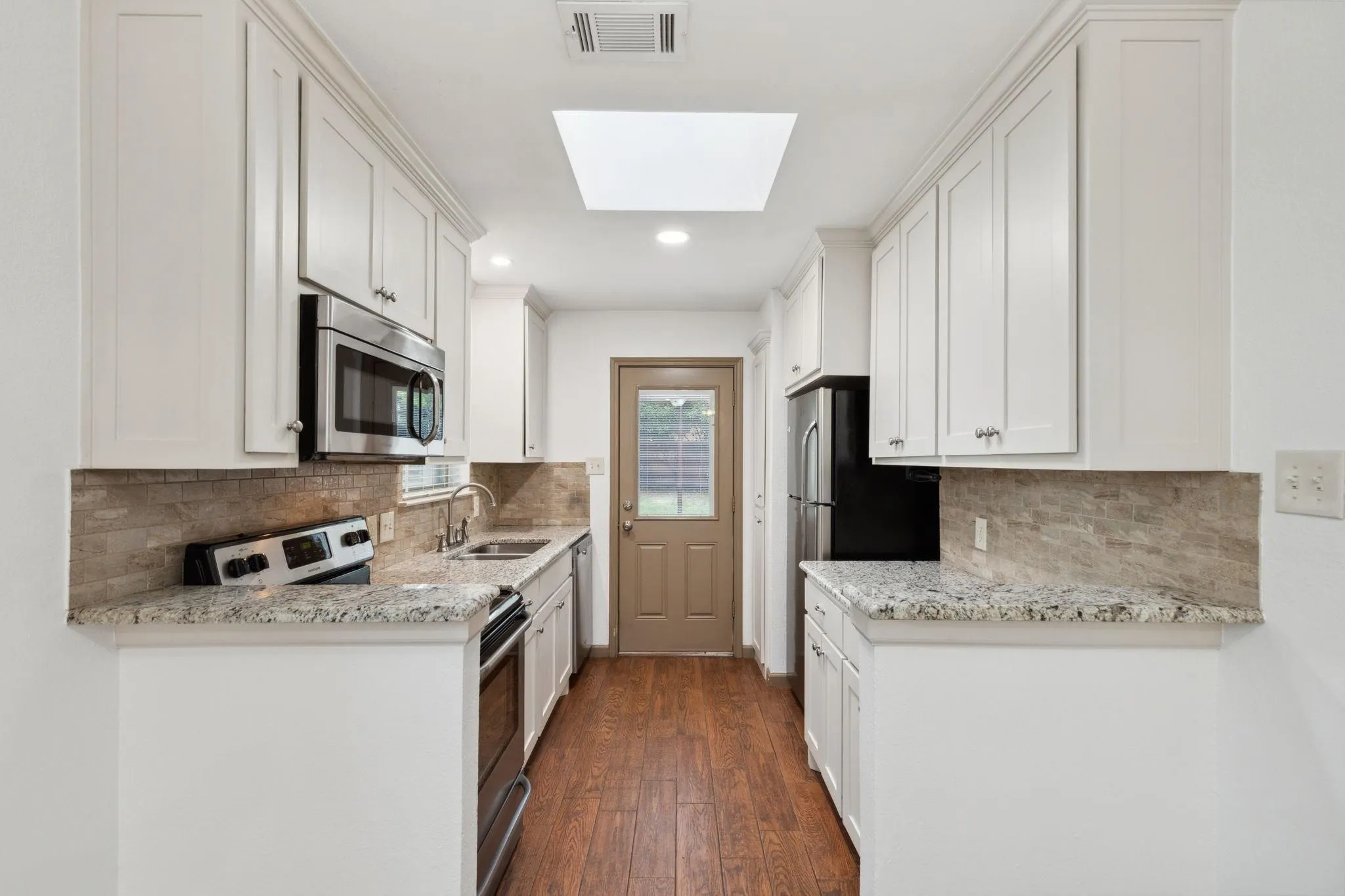 Duplex For Rent in Tarrant County , 414 Bluegrass Lane, Euless, Texas 76039, 2 Bedroom, 1 Bathroom, Garage spaces, 990 Sqft, built in 1981, mls#21343554, Real Estate Agent in Euless, Homes For Rent in Tarrant county, Homes For Rent in Euless, Realtor in Euless Texas, Real Estate Brokerage Independent Realty Texas, Luminita Cordes Realtor