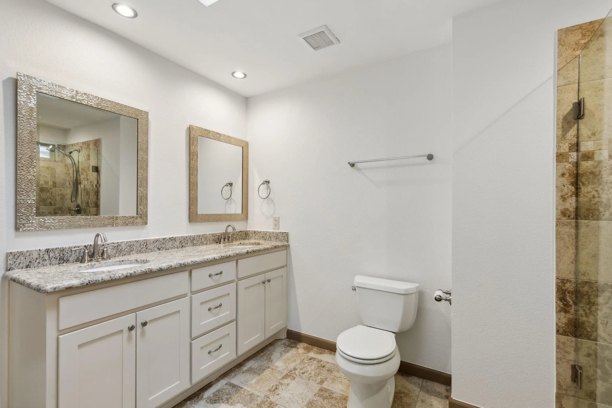 Duplex For Rent in Tarrant County , 414 Bluegrass Lane, Euless, Texas 76039, 2 Bedroom, 1 Bathroom, Garage spaces, 990 Sqft, built in 1981, mls#21343554, Real Estate Agent in Euless, Homes For Rent in Tarrant county, Homes For Rent in Euless, Realtor in Euless Texas, Real Estate Brokerage Independent Realty Texas, Luminita Cordes Realtor