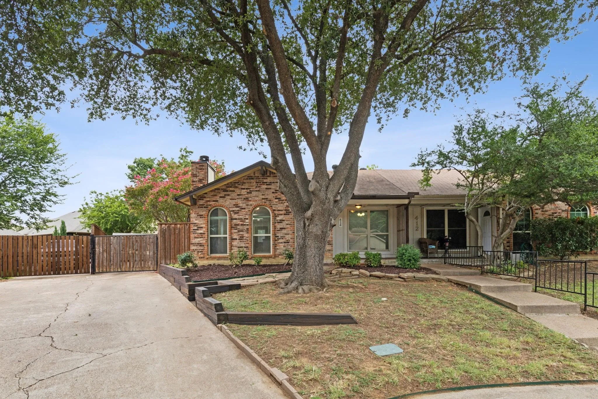 Duplex For Rent in Tarrant County , 414 Bluegrass Lane, Euless, Texas 76039, 2 Bedroom, 1 Bathroom, Garage spaces, 990 Sqft, built in 1981, mls#21343554, Real Estate Agent in Euless, Homes For Rent in Tarrant county, Homes For Rent in Euless, Realtor in Euless Texas, Real Estate Brokerage Independent Realty Texas, Luminita Cordes Realtor