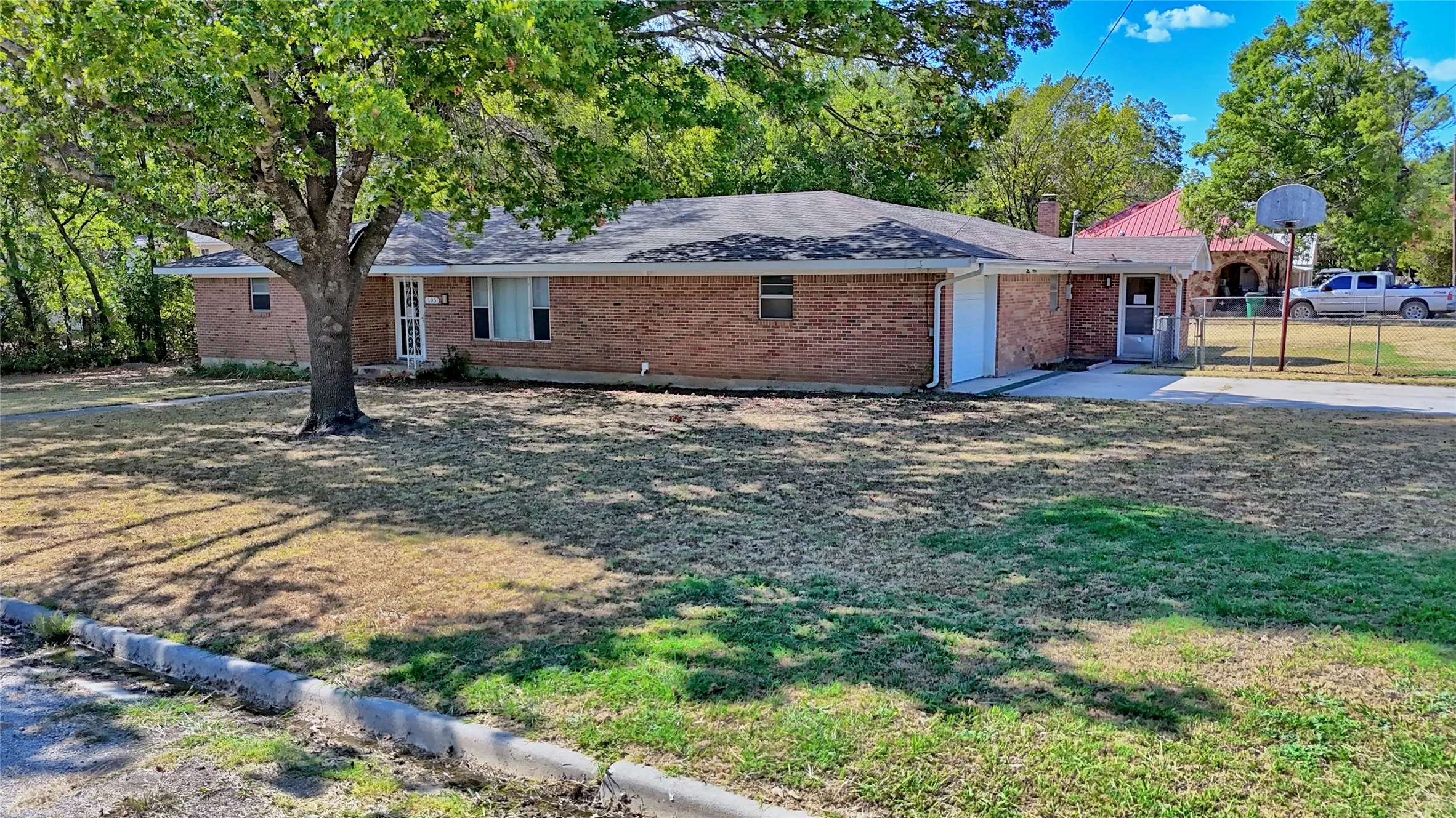Single Family Residence For Sale in Montague County , 105 E Pecan Street, St Jo, Texas 76265, 4 Bedroom, 2 Bathroom, 2 Garage spaces, 2,606 Sqft, built in 1970, mls#21386668, Real Estate Agent in St Jo, Homes For Sale in Montague county, Homes For Sale in St Jo, Realtor in St Jo Texas, Real Estate Brokerage Independent Realty Texas, Luminita Cordes Realtor