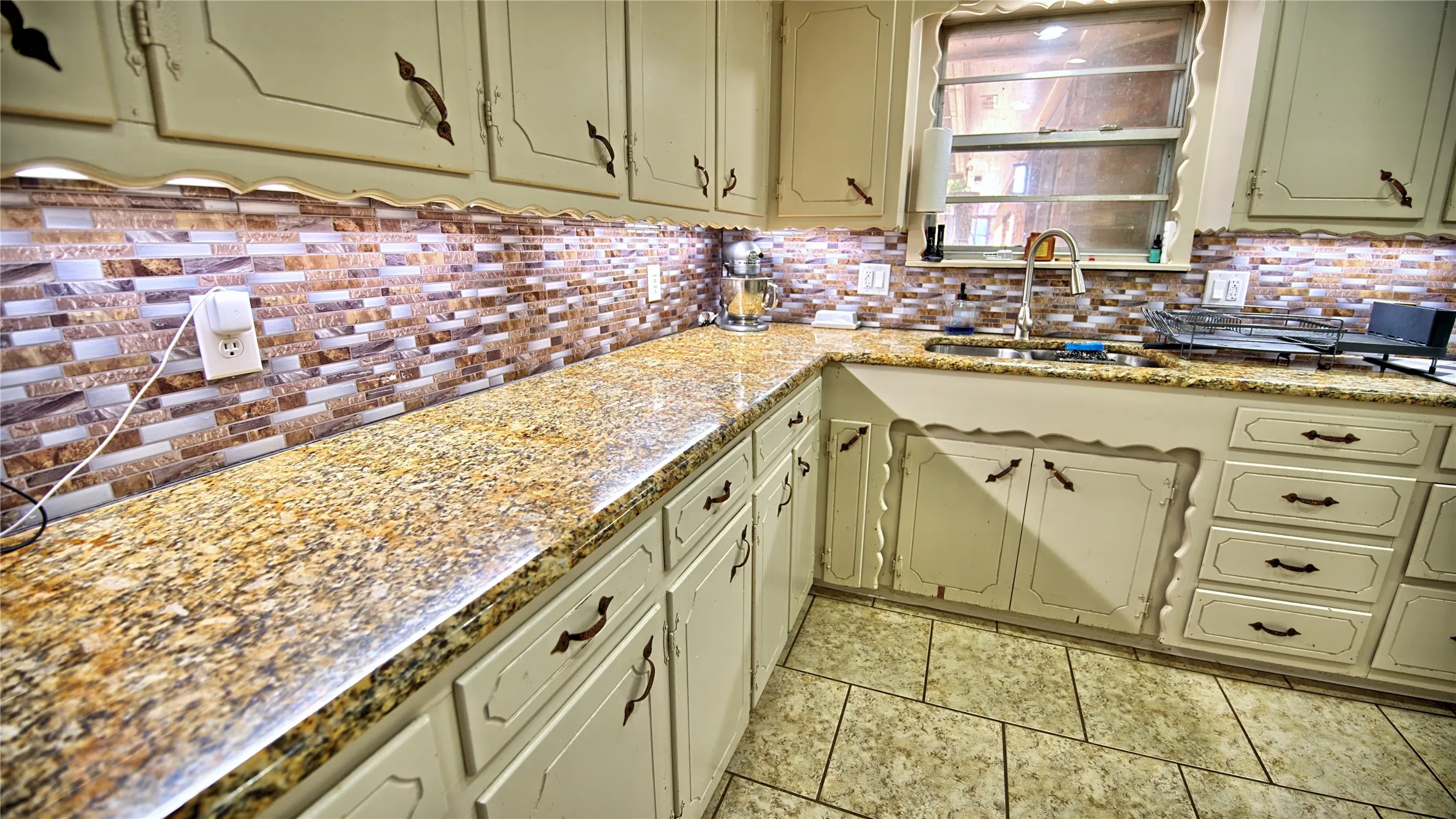Single Family Residence For Sale in Montague County , 105 E Pecan Street, St Jo, Texas 76265, 4 Bedroom, 2 Bathroom, 2 Garage spaces, 2,606 Sqft, built in 1970, mls#21386668, Real Estate Agent in St Jo, Homes For Sale in Montague county, Homes For Sale in St Jo, Realtor in St Jo Texas, Real Estate Brokerage Independent Realty Texas, Luminita Cordes Realtor