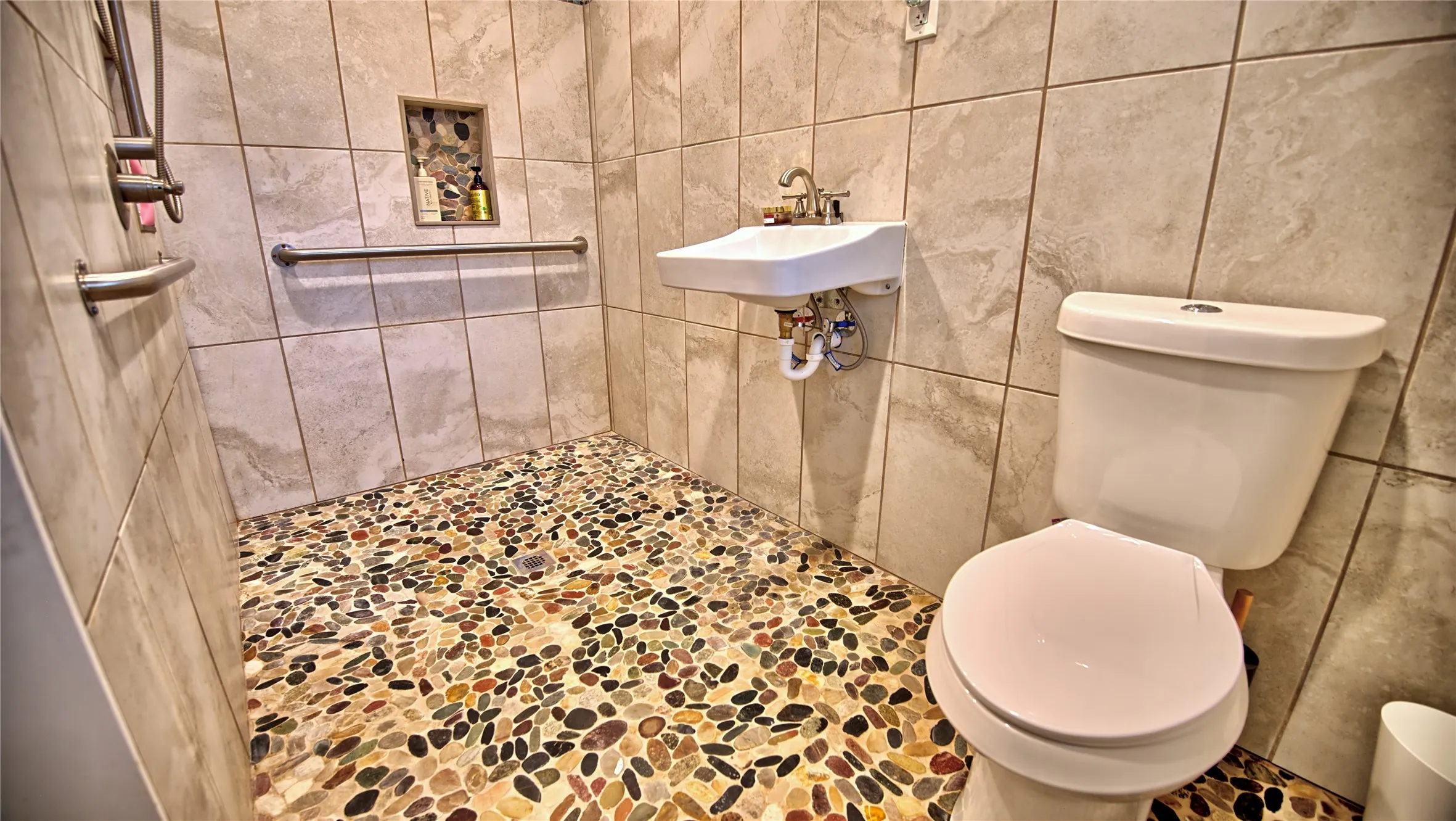 Single Family Residence For Sale in Montague County , 105 E Pecan Street, St Jo, Texas 76265, 4 Bedroom, 2 Bathroom, 2 Garage spaces, 2,606 Sqft, built in 1970, mls#21386668, Real Estate Agent in St Jo, Homes For Sale in Montague county, Homes For Sale in St Jo, Realtor in St Jo Texas, Real Estate Brokerage Independent Realty Texas, Luminita Cordes Realtor