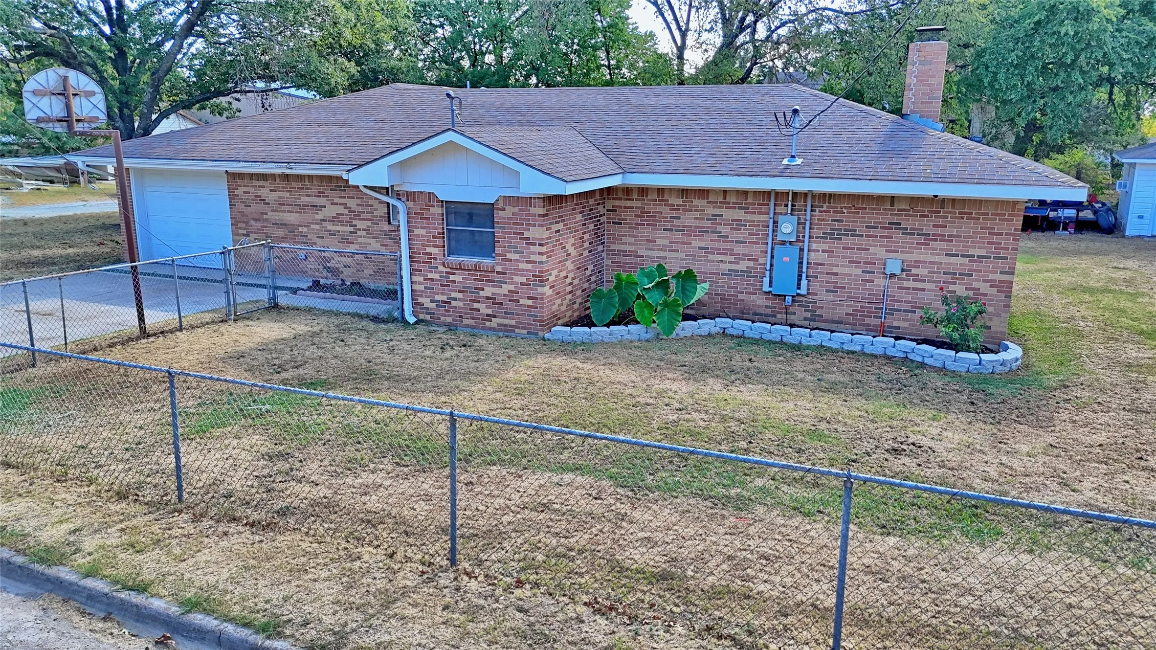 Single Family Residence For Sale in Montague County , 105 E Pecan Street, St Jo, Texas 76265, 4 Bedroom, 2 Bathroom, 2 Garage spaces, 2,606 Sqft, built in 1970, mls#21386668, Real Estate Agent in St Jo, Homes For Sale in Montague county, Homes For Sale in St Jo, Realtor in St Jo Texas, Real Estate Brokerage Independent Realty Texas, Luminita Cordes Realtor