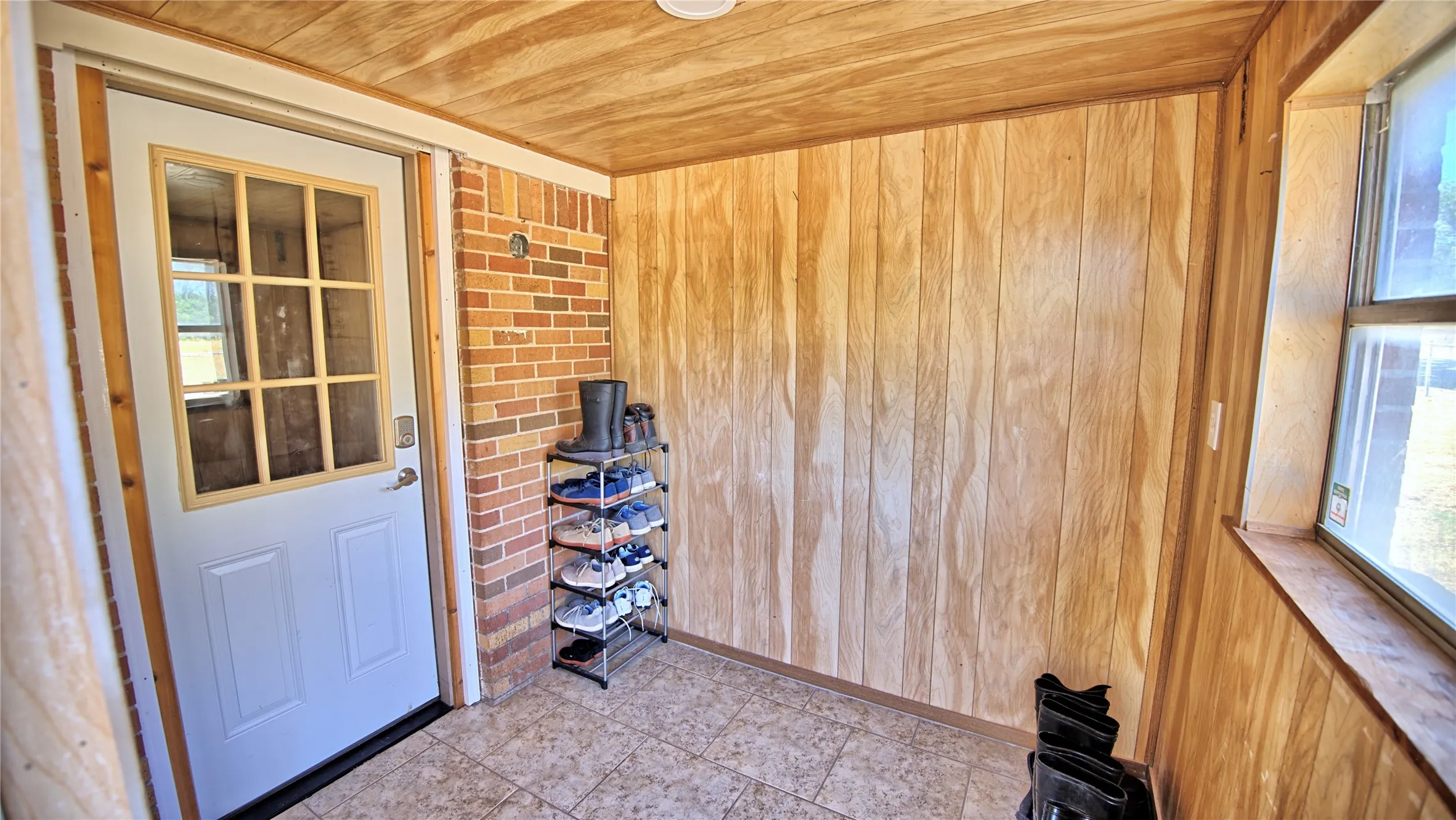 Single Family Residence For Sale in Montague County , 105 E Pecan Street, St Jo, Texas 76265, 4 Bedroom, 2 Bathroom, 2 Garage spaces, 2,606 Sqft, built in 1970, mls#21386668, Real Estate Agent in St Jo, Homes For Sale in Montague county, Homes For Sale in St Jo, Realtor in St Jo Texas, Real Estate Brokerage Independent Realty Texas, Luminita Cordes Realtor