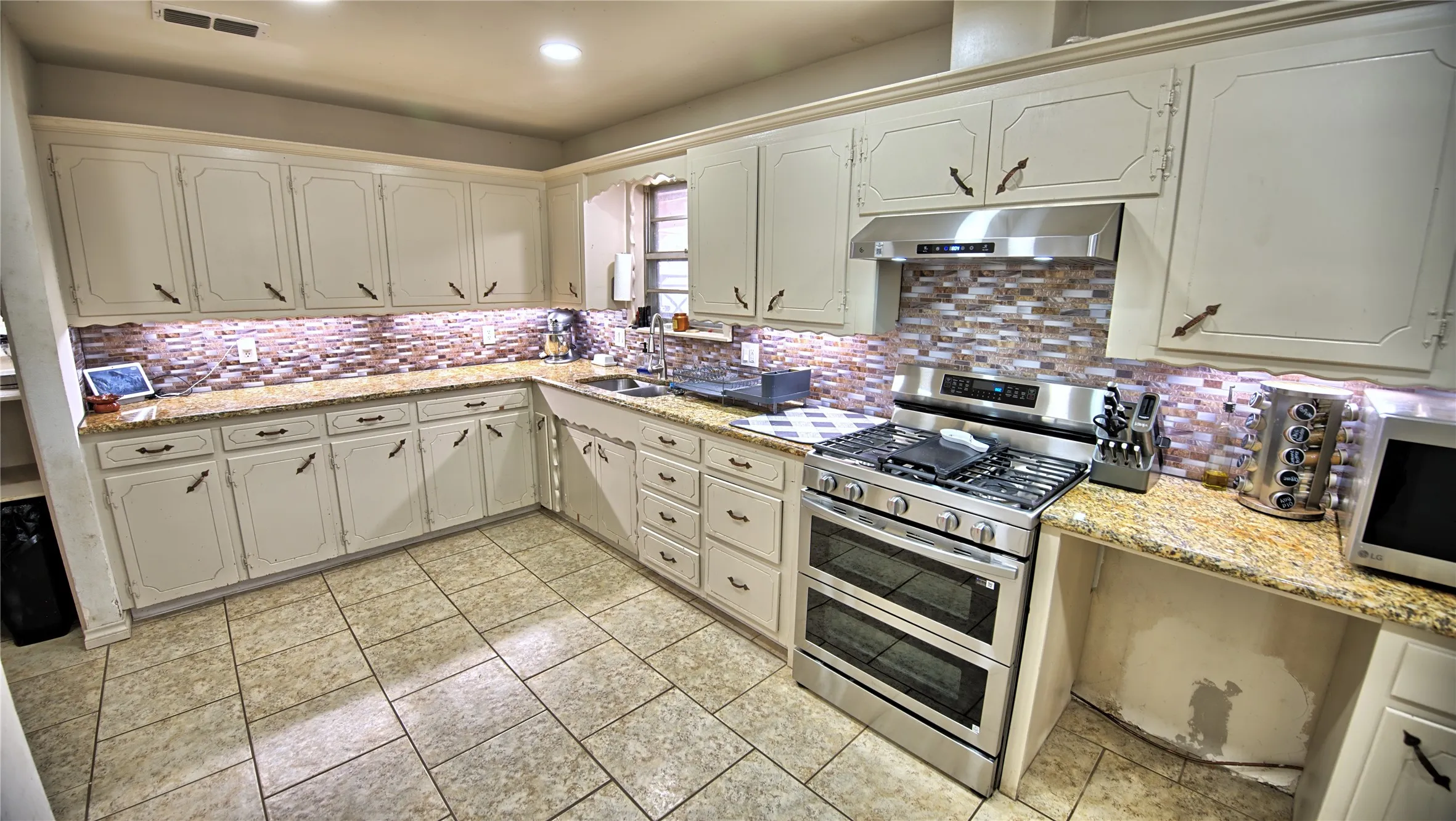 Single Family Residence For Sale in Montague County , 105 E Pecan Street, St Jo, Texas 76265, 4 Bedroom, 2 Bathroom, 2 Garage spaces, 2,606 Sqft, built in 1970, mls#21386668, Real Estate Agent in St Jo, Homes For Sale in Montague county, Homes For Sale in St Jo, Realtor in St Jo Texas, Real Estate Brokerage Independent Realty Texas, Luminita Cordes Realtor