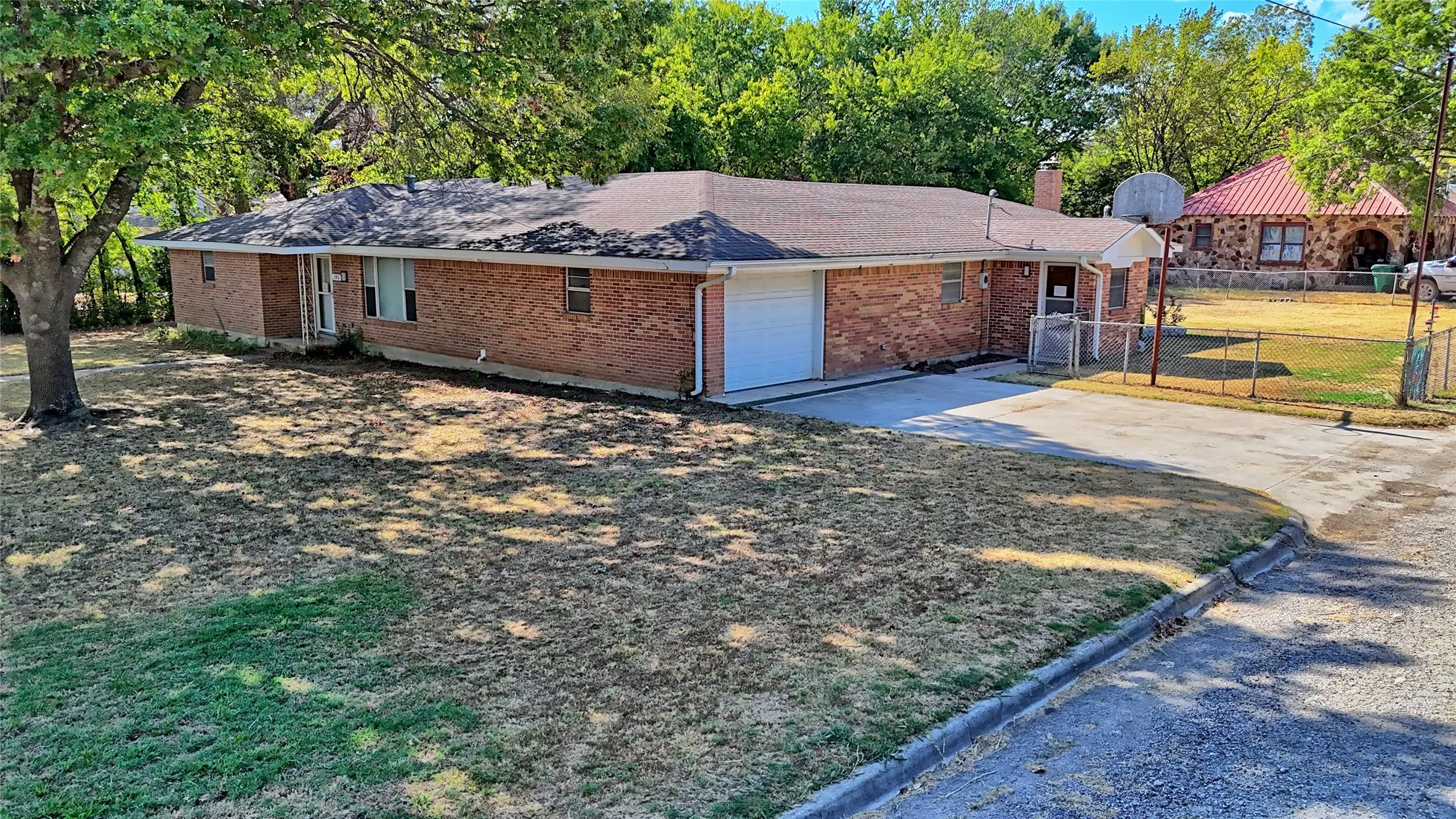 Single Family Residence For Sale in Montague County , 105 E Pecan Street, St Jo, Texas 76265, 4 Bedroom, 2 Bathroom, 2 Garage spaces, 2,606 Sqft, built in 1970, mls#21386668, Real Estate Agent in St Jo, Homes For Sale in Montague county, Homes For Sale in St Jo, Realtor in St Jo Texas, Real Estate Brokerage Independent Realty Texas, Luminita Cordes Realtor