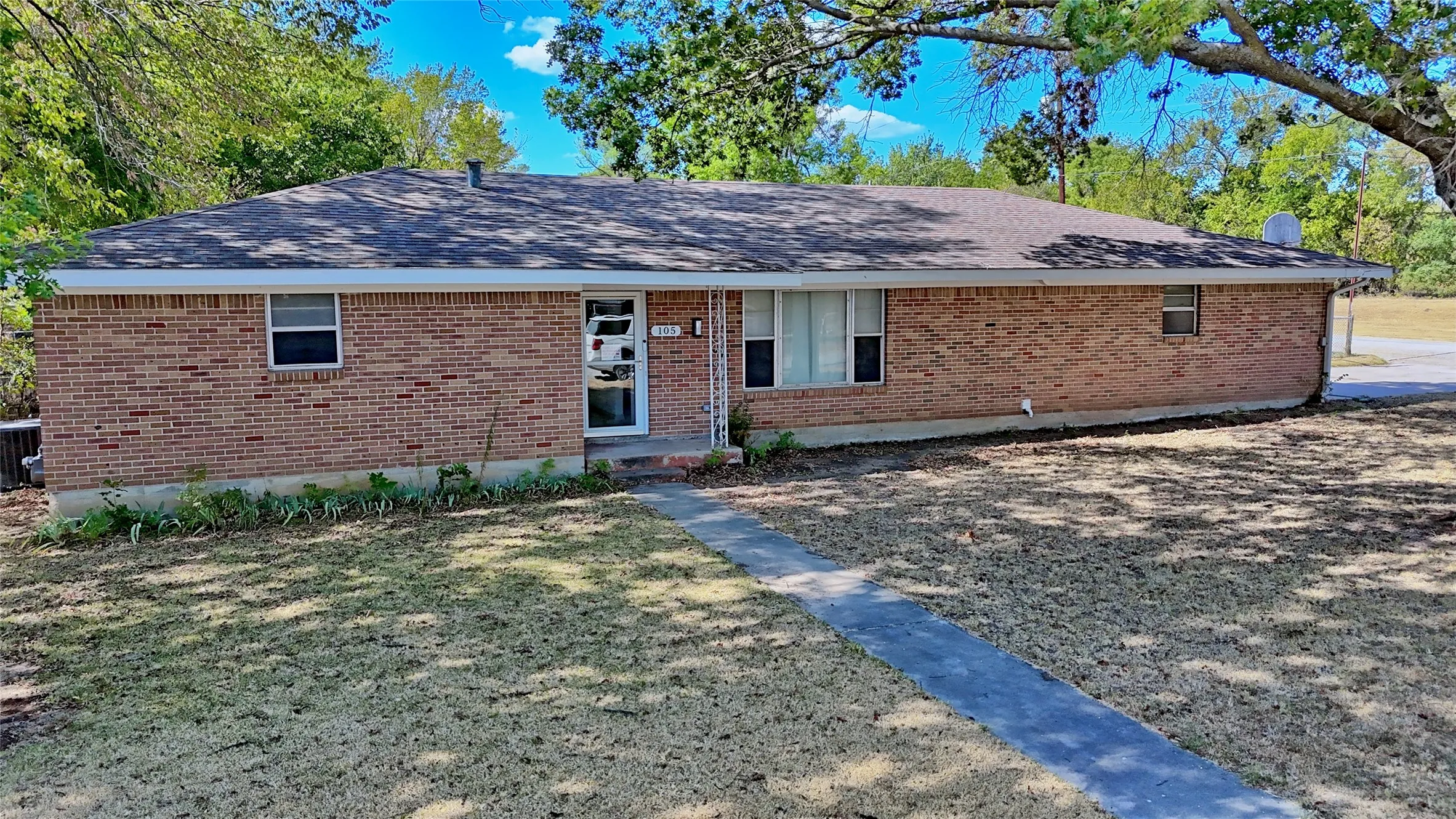 Single Family Residence For Sale in Montague County , 105 E Pecan Street, St Jo, Texas 76265, 4 Bedroom, 2 Bathroom, 2 Garage spaces, 2,606 Sqft, built in 1970, mls#21386668, Real Estate Agent in St Jo, Homes For Sale in Montague county, Homes For Sale in St Jo, Realtor in St Jo Texas, Real Estate Brokerage Independent Realty Texas, Luminita Cordes Realtor