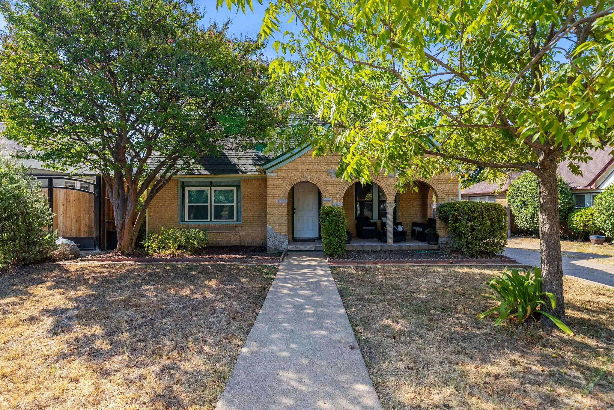Single Family Residence For Sale in Dallas County , 2807 Cain Boulevard, Dallas, Texas 75211, 5 Bedroom, 5 Bathroom, Garage spaces, 2,488 Sqft, built in 1930, mls#21375787, Real Estate Agent in Dallas, Homes For Sale in Dallas county, Homes For Sale in Dallas, Realtor in Dallas Texas, Real Estate Brokerage Independent Realty Texas, Luminita Cordes Realtor