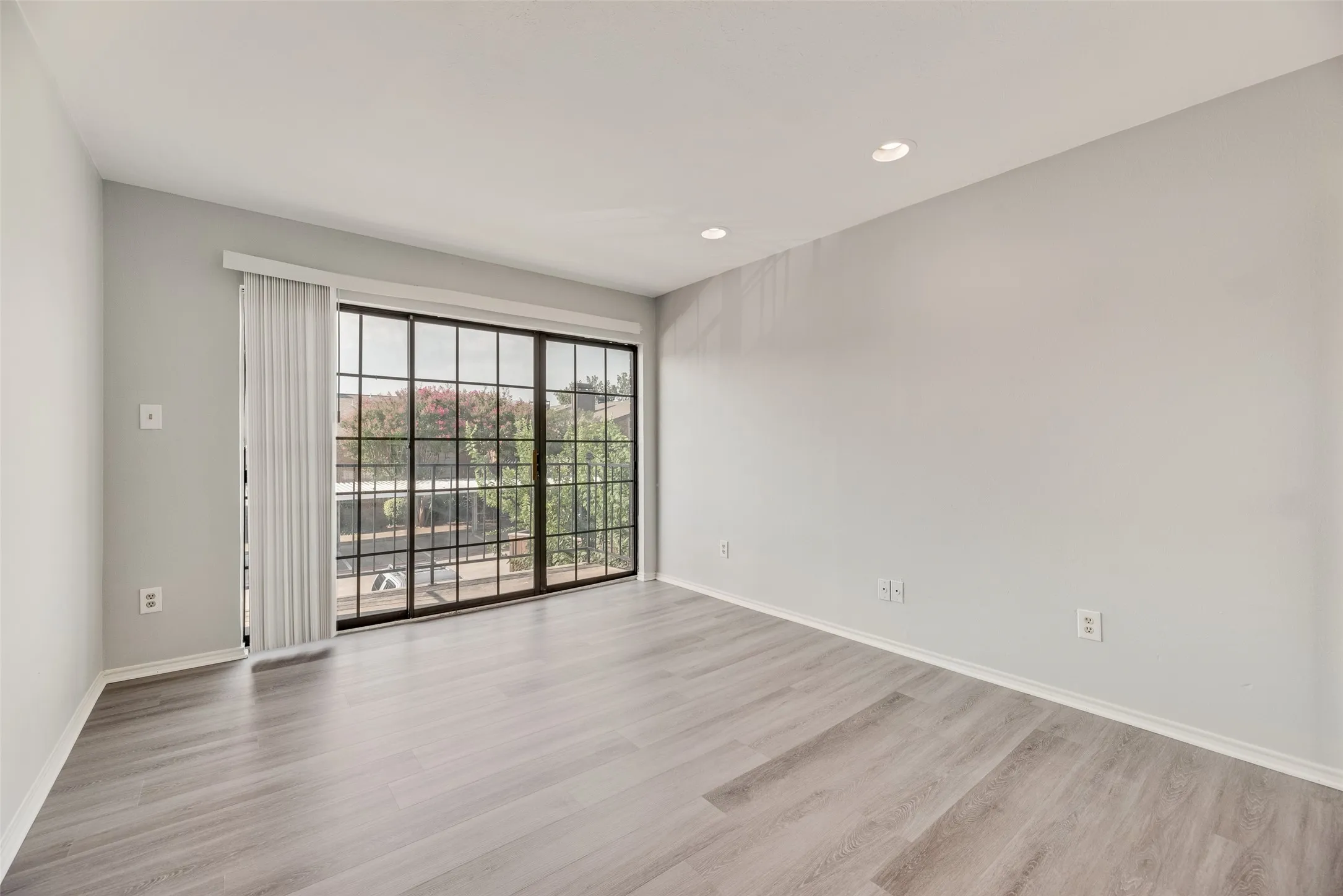Condominium For Rent in Dallas County , 5100 Verde Valley Lane 255, Dallas, Texas 75254, 2 Bedroom, 2 Bathroom, Garage spaces, 1,154 Sqft, built in 1982, mls#21379291, Real Estate Agent in Dallas, Homes For Rent in Dallas county, Homes For Rent in Dallas, Realtor in Dallas Texas, Real Estate Brokerage Independent Realty Texas, Luminita Cordes Realtor