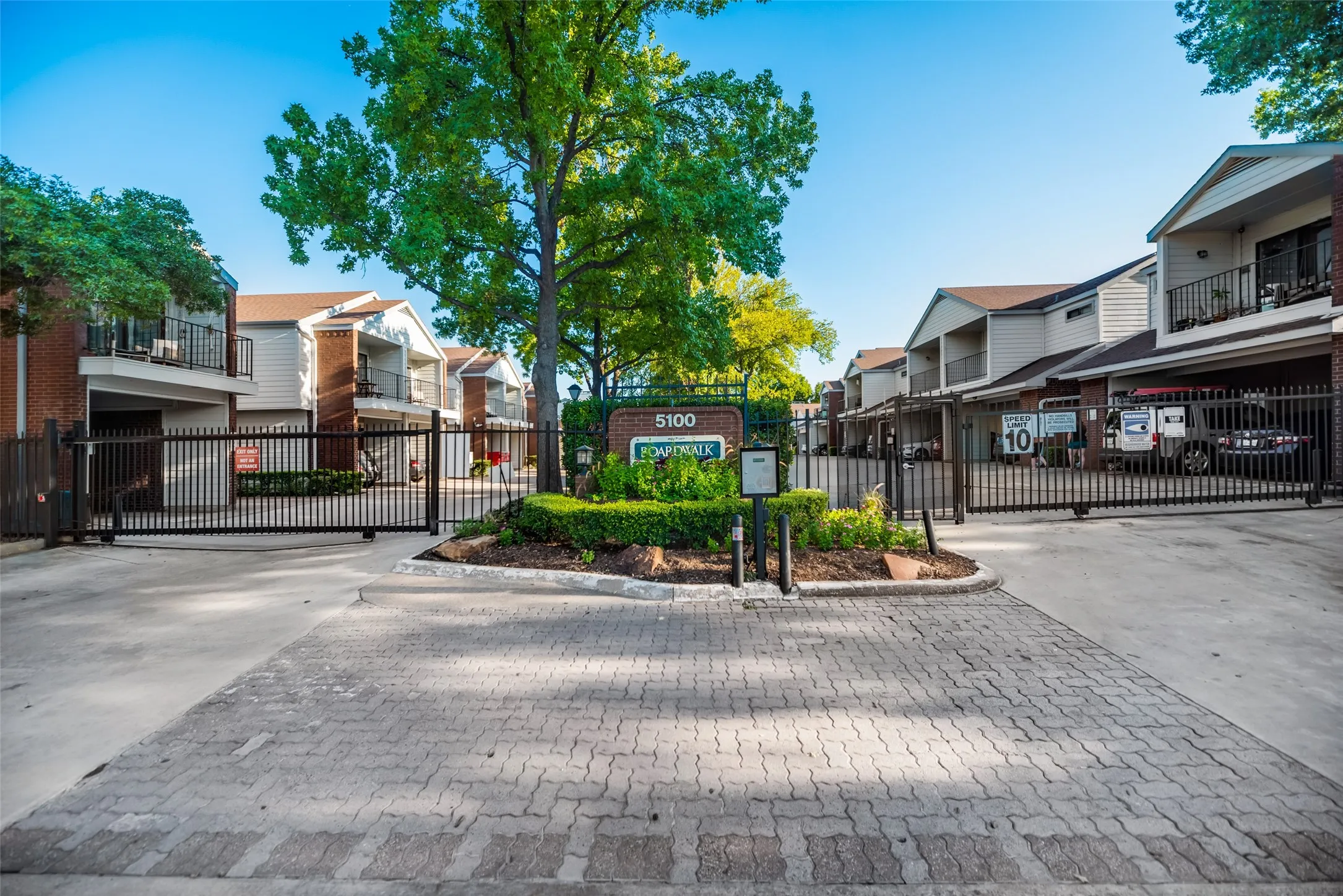 Condominium For Rent in Dallas County , 5100 Verde Valley Lane 255, Dallas, Texas 75254, 2 Bedroom, 2 Bathroom, Garage spaces, 1,154 Sqft, built in 1982, mls#21379291, Real Estate Agent in Dallas, Homes For Rent in Dallas county, Homes For Rent in Dallas, Realtor in Dallas Texas, Real Estate Brokerage Independent Realty Texas, Luminita Cordes Realtor