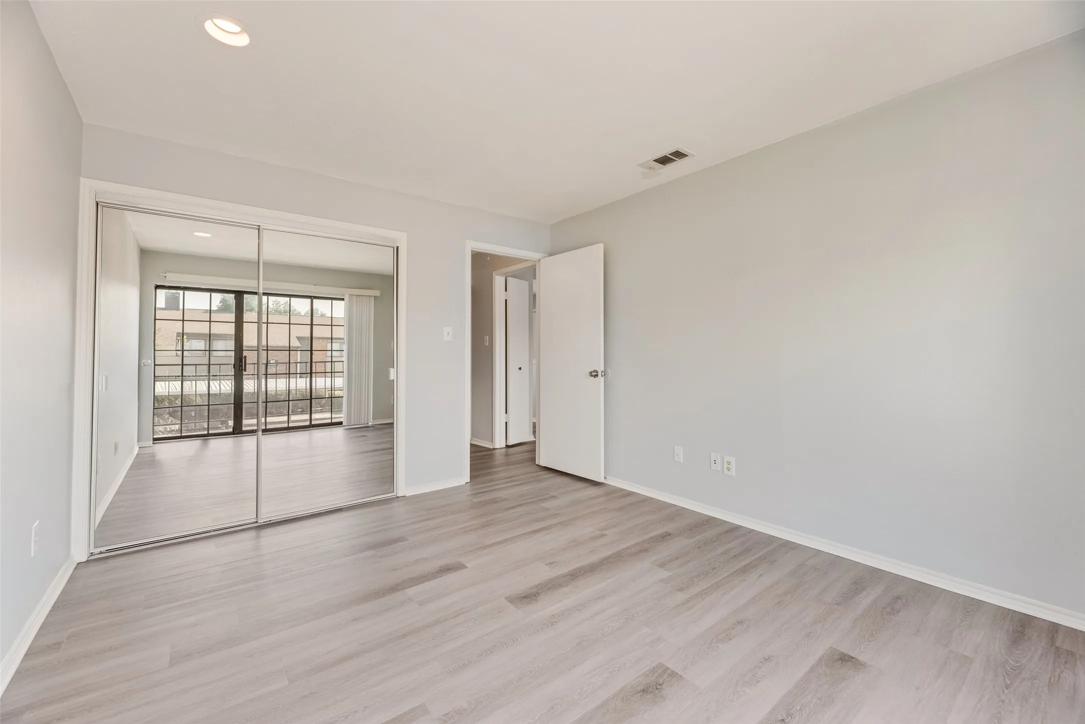 Condominium For Rent in Dallas County , 5100 Verde Valley Lane 255, Dallas, Texas 75254, 2 Bedroom, 2 Bathroom, Garage spaces, 1,154 Sqft, built in 1982, mls#21379291, Real Estate Agent in Dallas, Homes For Rent in Dallas county, Homes For Rent in Dallas, Realtor in Dallas Texas, Real Estate Brokerage Independent Realty Texas, Luminita Cordes Realtor