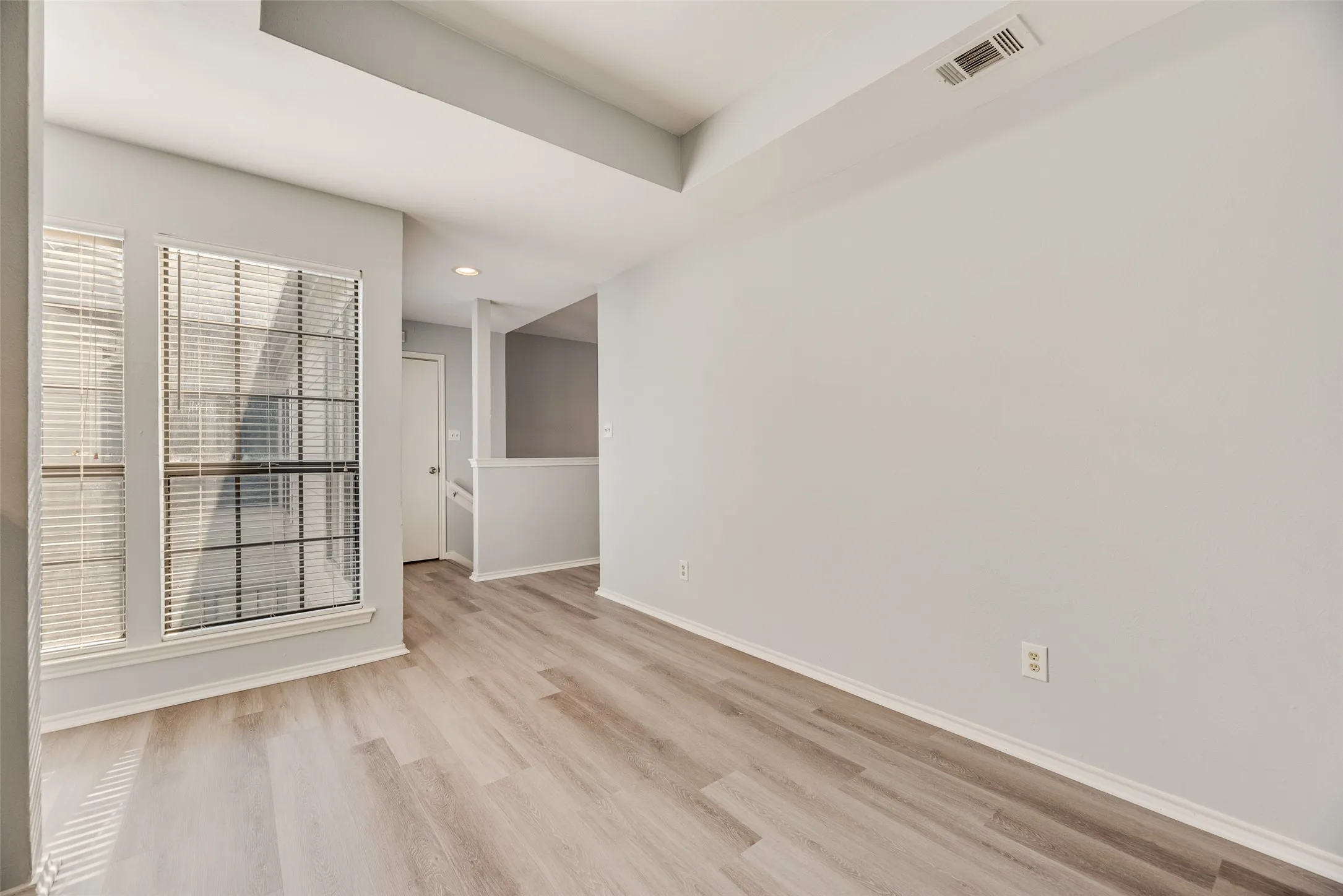 Condominium For Rent in Dallas County , 5100 Verde Valley Lane 255, Dallas, Texas 75254, 2 Bedroom, 2 Bathroom, Garage spaces, 1,154 Sqft, built in 1982, mls#21379291, Real Estate Agent in Dallas, Homes For Rent in Dallas county, Homes For Rent in Dallas, Realtor in Dallas Texas, Real Estate Brokerage Independent Realty Texas, Luminita Cordes Realtor
