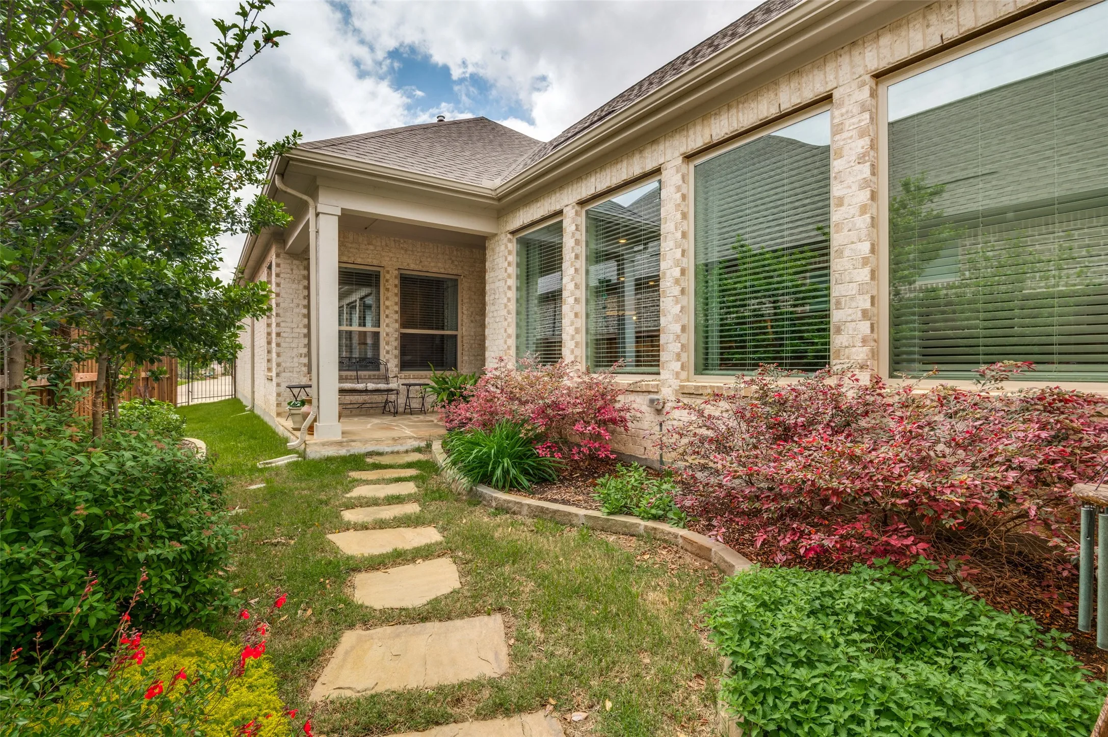 Single Family Residence For Sale in Tarrant County , 4810 Emerald Grove, Arlington, Texas 76005, 2 Bedroom, 2 Bathroom, 2 Garage spaces, 2,250 Sqft, built in 2022, mls#21386676, Real Estate Agent in Arlington, Homes For Sale in Tarrant county, Homes For Sale in Arlington, Realtor in Arlington Texas, Real Estate Brokerage Independent Realty Texas, Luminita Cordes Realtor