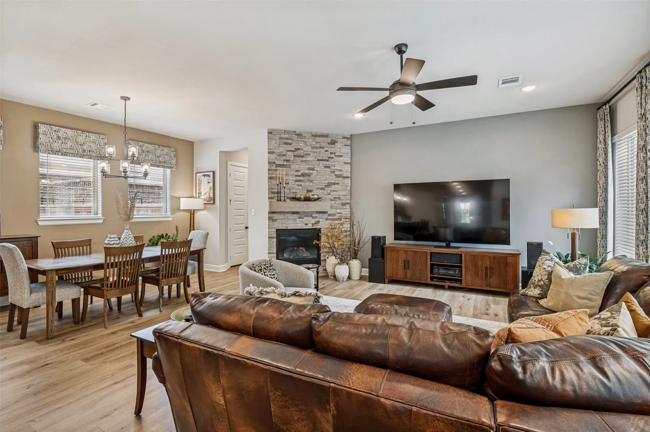 Single Family Residence For Sale in Tarrant County , 4810 Emerald Grove, Arlington, Texas 76005, 2 Bedroom, 2 Bathroom, 2 Garage spaces, 2,250 Sqft, built in 2022, mls#21386676, Real Estate Agent in Arlington, Homes For Sale in Tarrant county, Homes For Sale in Arlington, Realtor in Arlington Texas, Real Estate Brokerage Independent Realty Texas, Luminita Cordes Realtor