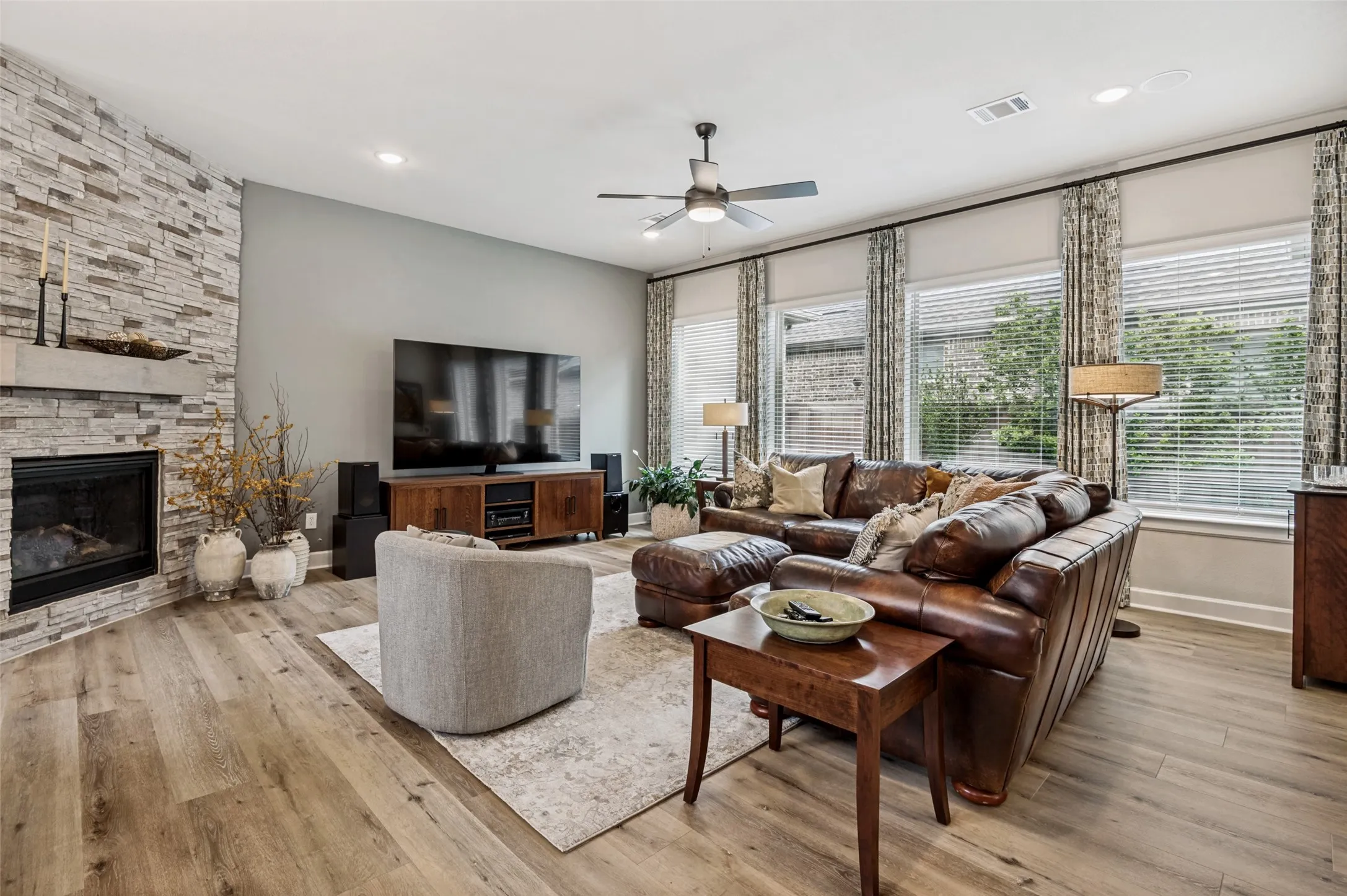 Single Family Residence For Sale in Tarrant County , 4810 Emerald Grove, Arlington, Texas 76005, 2 Bedroom, 2 Bathroom, 2 Garage spaces, 2,250 Sqft, built in 2022, mls#21386676, Real Estate Agent in Arlington, Homes For Sale in Tarrant county, Homes For Sale in Arlington, Realtor in Arlington Texas, Real Estate Brokerage Independent Realty Texas, Luminita Cordes Realtor