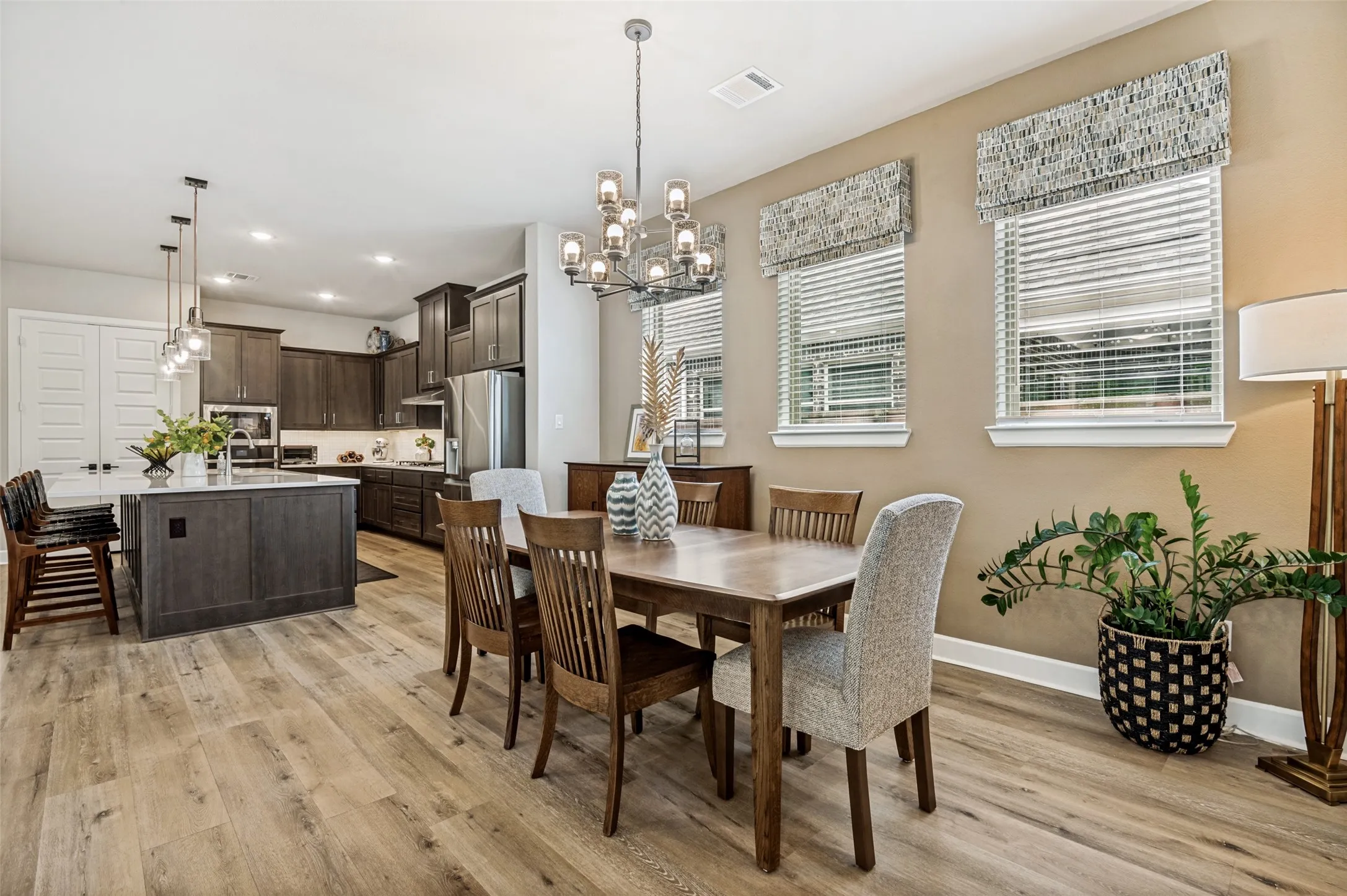 Single Family Residence For Sale in Tarrant County , 4810 Emerald Grove, Arlington, Texas 76005, 2 Bedroom, 2 Bathroom, 2 Garage spaces, 2,250 Sqft, built in 2022, mls#21386676, Real Estate Agent in Arlington, Homes For Sale in Tarrant county, Homes For Sale in Arlington, Realtor in Arlington Texas, Real Estate Brokerage Independent Realty Texas, Luminita Cordes Realtor