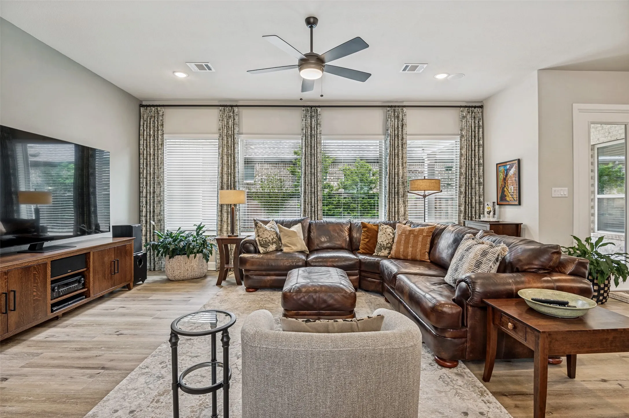 Single Family Residence For Sale in Tarrant County , 4810 Emerald Grove, Arlington, Texas 76005, 2 Bedroom, 2 Bathroom, 2 Garage spaces, 2,250 Sqft, built in 2022, mls#21386676, Real Estate Agent in Arlington, Homes For Sale in Tarrant county, Homes For Sale in Arlington, Realtor in Arlington Texas, Real Estate Brokerage Independent Realty Texas, Luminita Cordes Realtor