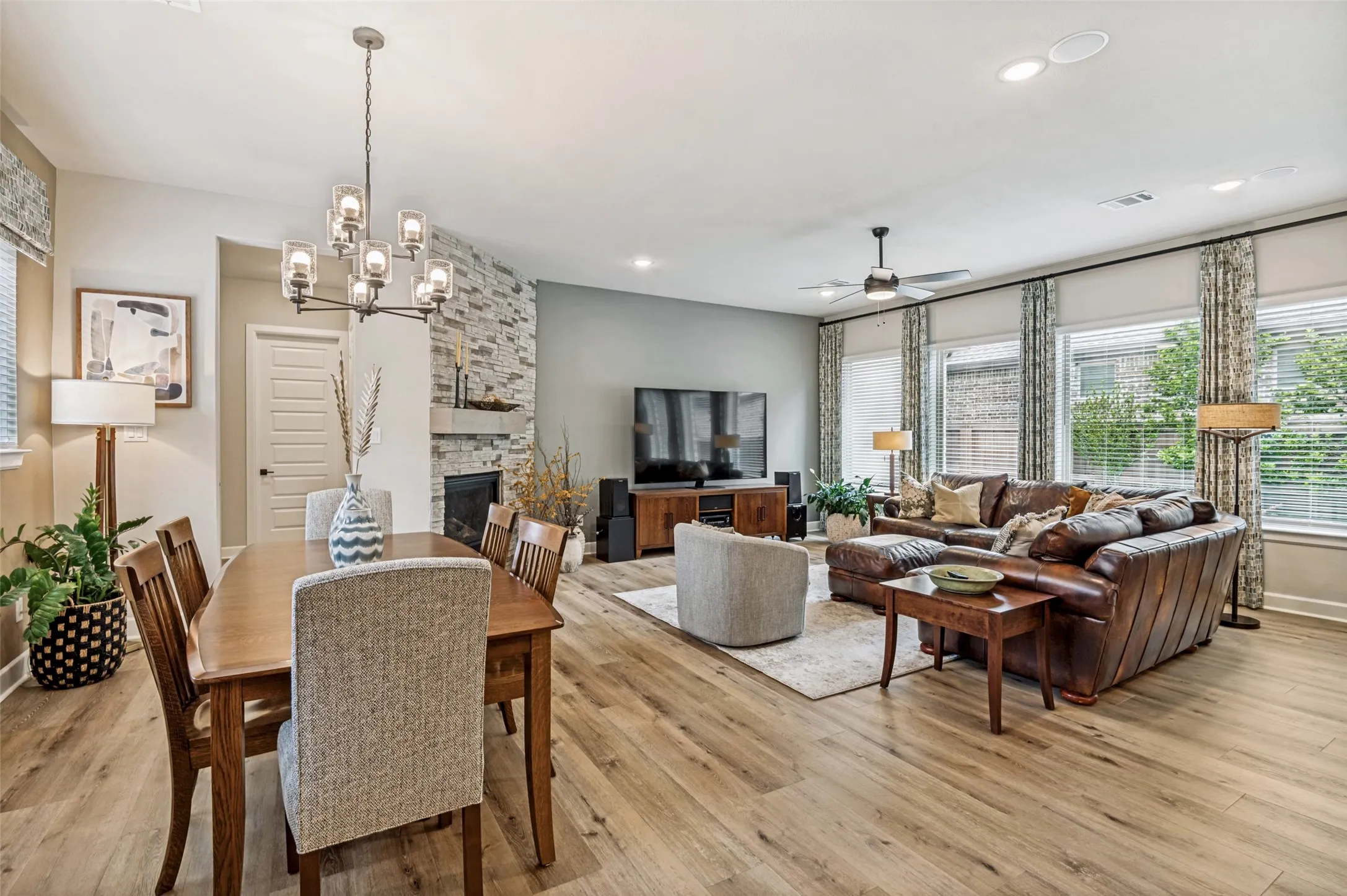 Single Family Residence For Sale in Tarrant County , 4810 Emerald Grove, Arlington, Texas 76005, 2 Bedroom, 2 Bathroom, 2 Garage spaces, 2,250 Sqft, built in 2022, mls#21386676, Real Estate Agent in Arlington, Homes For Sale in Tarrant county, Homes For Sale in Arlington, Realtor in Arlington Texas, Real Estate Brokerage Independent Realty Texas, Luminita Cordes Realtor