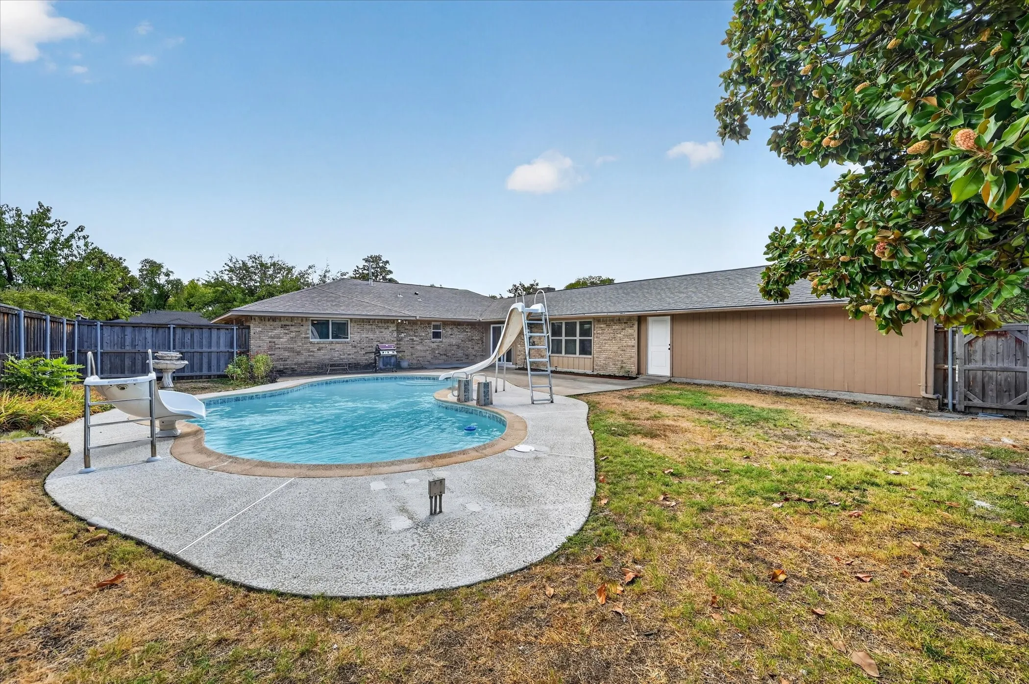 Single Family Residence For Sale in Dallas County , 215 Roma Drive, Duncanville, Texas 75116, 4 Bedroom, 3 Bathroom, 2 Garage spaces, 2,523 Sqft, built in 1975, mls#21386674, Real Estate Agent in Duncanville, Homes For Sale in Dallas county, Homes For Sale in Duncanville, Realtor in Duncanville Texas, Real Estate Brokerage Independent Realty Texas, Luminita Cordes Realtor