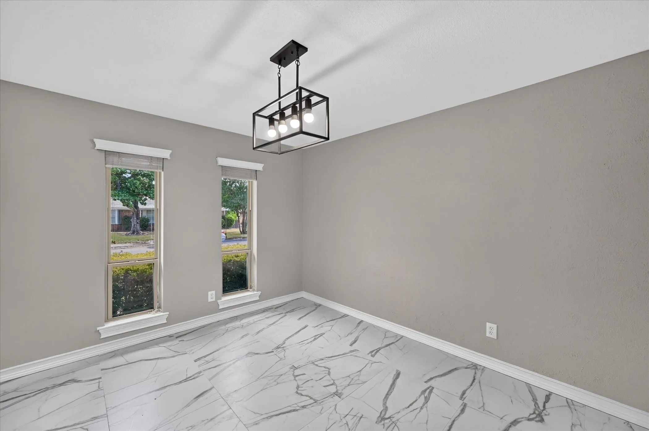 Single Family Residence For Sale in Dallas County , 215 Roma Drive, Duncanville, Texas 75116, 4 Bedroom, 3 Bathroom, 2 Garage spaces, 2,523 Sqft, built in 1975, mls#21386674, Real Estate Agent in Duncanville, Homes For Sale in Dallas county, Homes For Sale in Duncanville, Realtor in Duncanville Texas, Real Estate Brokerage Independent Realty Texas, Luminita Cordes Realtor