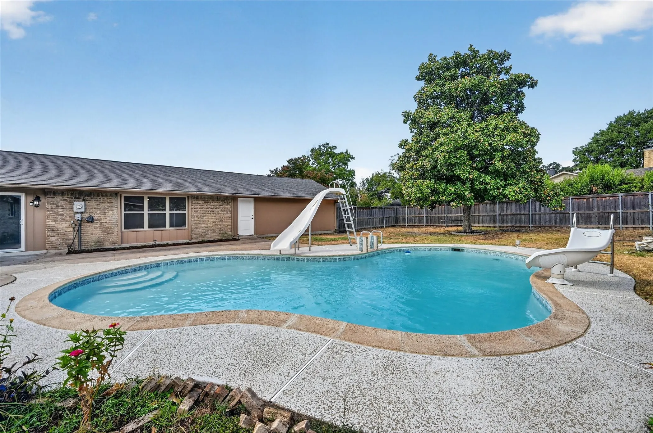 Single Family Residence For Sale in Dallas County , 215 Roma Drive, Duncanville, Texas 75116, 4 Bedroom, 3 Bathroom, 2 Garage spaces, 2,523 Sqft, built in 1975, mls#21386674, Real Estate Agent in Duncanville, Homes For Sale in Dallas county, Homes For Sale in Duncanville, Realtor in Duncanville Texas, Real Estate Brokerage Independent Realty Texas, Luminita Cordes Realtor