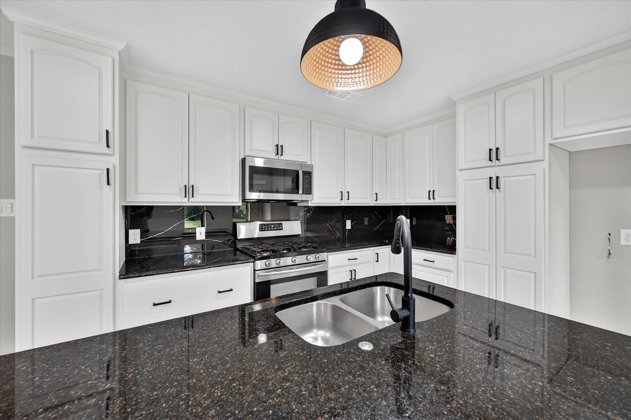 Single Family Residence For Sale in Dallas County , 215 Roma Drive, Duncanville, Texas 75116, 4 Bedroom, 3 Bathroom, 2 Garage spaces, 2,523 Sqft, built in 1975, mls#21386674, Real Estate Agent in Duncanville, Homes For Sale in Dallas county, Homes For Sale in Duncanville, Realtor in Duncanville Texas, Real Estate Brokerage Independent Realty Texas, Luminita Cordes Realtor