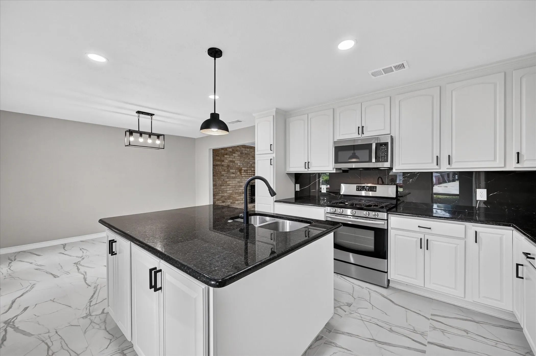 Single Family Residence For Sale in Dallas County , 215 Roma Drive, Duncanville, Texas 75116, 4 Bedroom, 3 Bathroom, 2 Garage spaces, 2,523 Sqft, built in 1975, mls#21386674, Real Estate Agent in Duncanville, Homes For Sale in Dallas county, Homes For Sale in Duncanville, Realtor in Duncanville Texas, Real Estate Brokerage Independent Realty Texas, Luminita Cordes Realtor