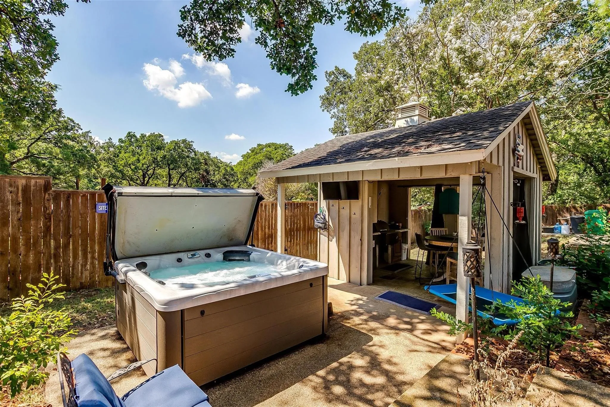 Single Family Residence For Sale in Denton County , 1412 Ridgecrest Circle, Denton, Texas 76205, 4 Bedroom, 2 Bathroom, 2 Garage spaces, 2,286 Sqft, built in 1970, mls#21385621, Real Estate Agent in Denton, Homes For Sale in Denton county, Homes For Sale in Denton, Realtor in Denton Texas, Real Estate Brokerage Independent Realty Texas, Luminita Cordes Realtor