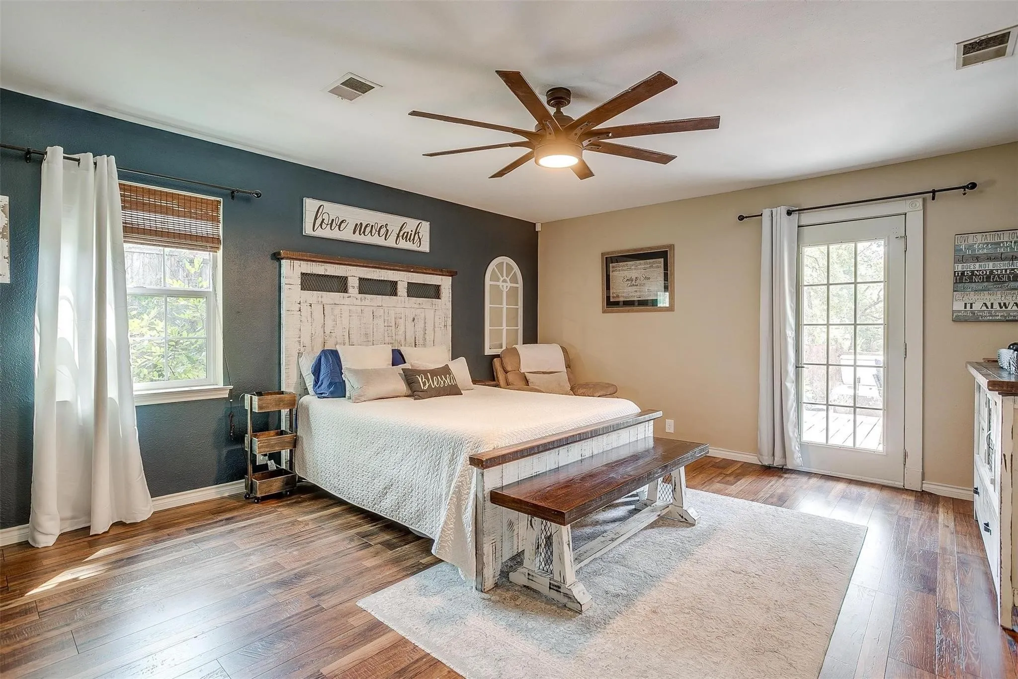 Single Family Residence For Sale in Denton County , 1412 Ridgecrest Circle, Denton, Texas 76205, 4 Bedroom, 2 Bathroom, 2 Garage spaces, 2,286 Sqft, built in 1970, mls#21385621, Real Estate Agent in Denton, Homes For Sale in Denton county, Homes For Sale in Denton, Realtor in Denton Texas, Real Estate Brokerage Independent Realty Texas, Luminita Cordes Realtor