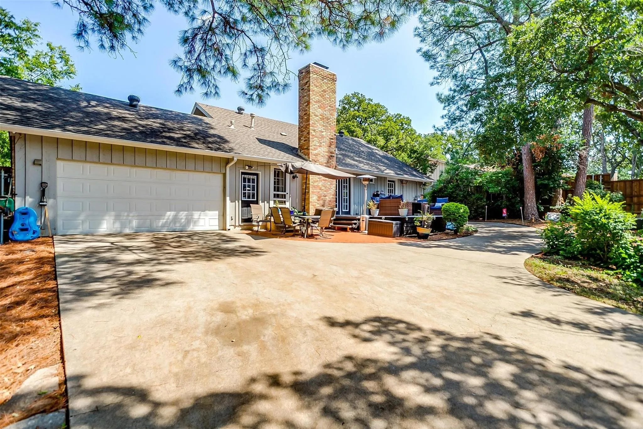 Single Family Residence For Sale in Denton County , 1412 Ridgecrest Circle, Denton, Texas 76205, 4 Bedroom, 2 Bathroom, 2 Garage spaces, 2,286 Sqft, built in 1970, mls#21385621, Real Estate Agent in Denton, Homes For Sale in Denton county, Homes For Sale in Denton, Realtor in Denton Texas, Real Estate Brokerage Independent Realty Texas, Luminita Cordes Realtor