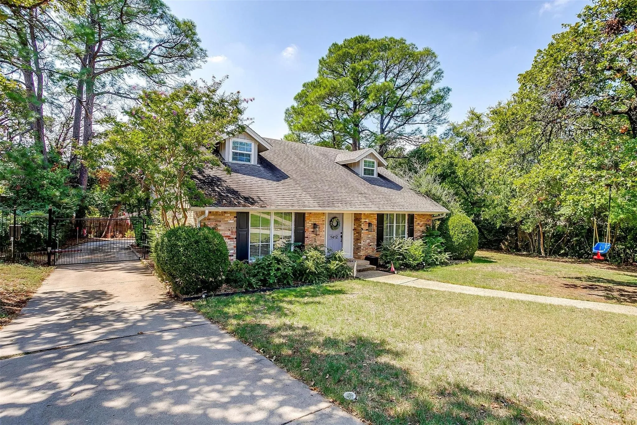 Single Family Residence For Sale in Denton County , 1412 Ridgecrest Circle, Denton, Texas 76205, 4 Bedroom, 2 Bathroom, 2 Garage spaces, 2,286 Sqft, built in 1970, mls#21385621, Real Estate Agent in Denton, Homes For Sale in Denton county, Homes For Sale in Denton, Realtor in Denton Texas, Real Estate Brokerage Independent Realty Texas, Luminita Cordes Realtor