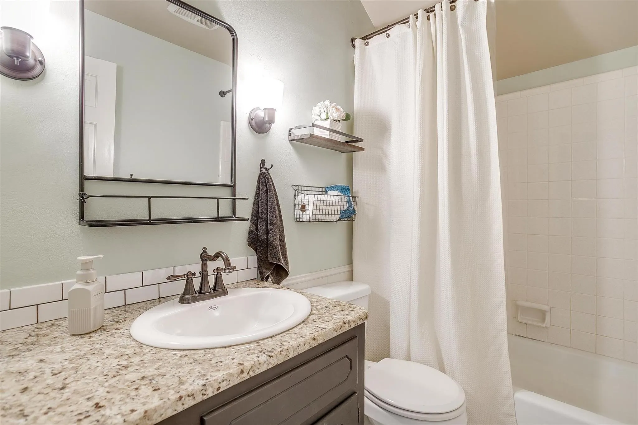 Single Family Residence For Sale in Denton County , 1412 Ridgecrest Circle, Denton, Texas 76205, 4 Bedroom, 2 Bathroom, 2 Garage spaces, 2,286 Sqft, built in 1970, mls#21385621, Real Estate Agent in Denton, Homes For Sale in Denton county, Homes For Sale in Denton, Realtor in Denton Texas, Real Estate Brokerage Independent Realty Texas, Luminita Cordes Realtor