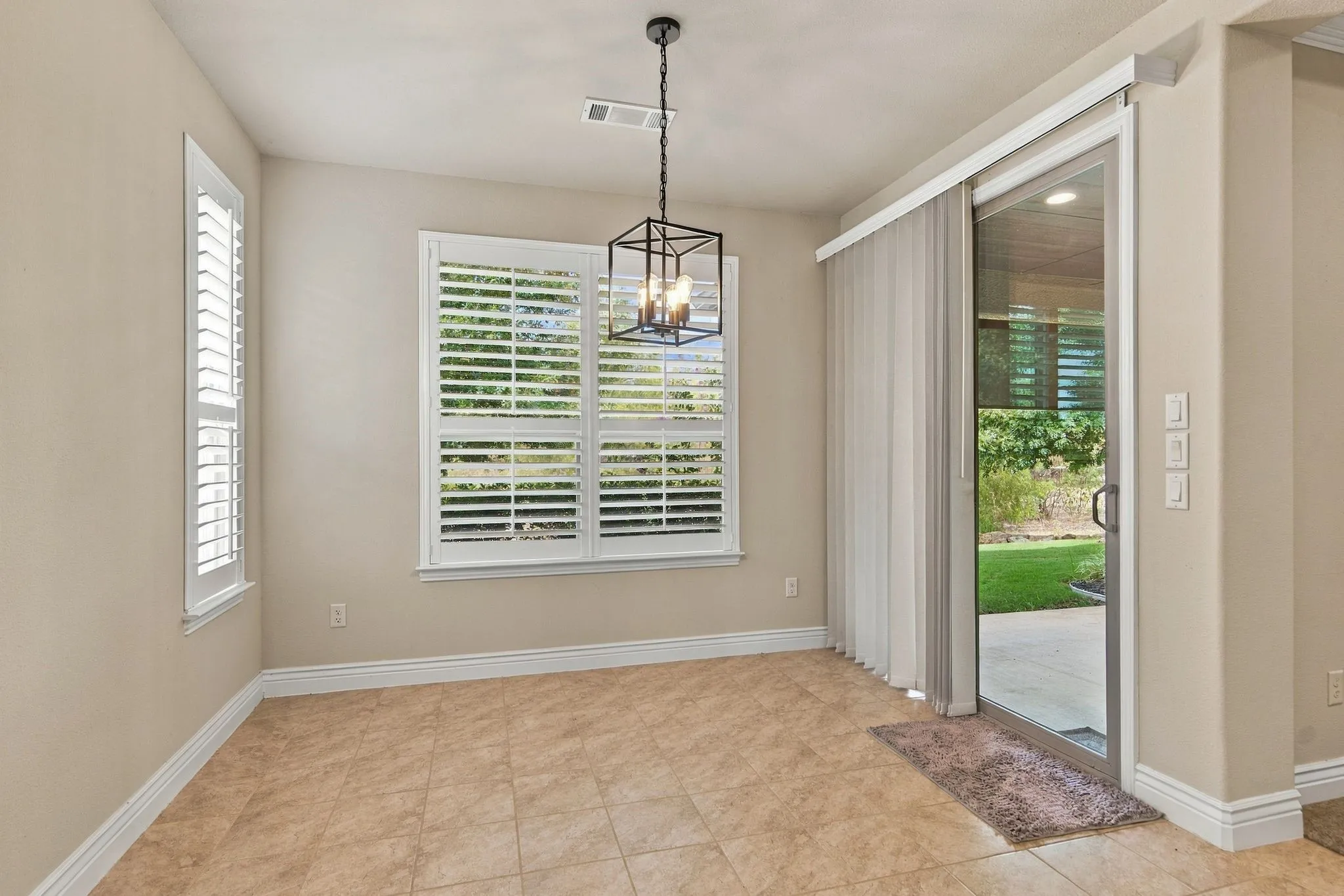 Single Family Residence For Sale in Denton County , 10304 Claystone Drive, Denton, Texas 76207, 2 Bedroom, 2 Bathroom, 2 Garage spaces, 1,417 Sqft, built in 2019, mls#21383049, Real Estate Agent in Denton, Homes For Sale in Denton county, Homes For Sale in Denton, Realtor in Denton Texas, Real Estate Brokerage Independent Realty Texas, Luminita Cordes Realtor