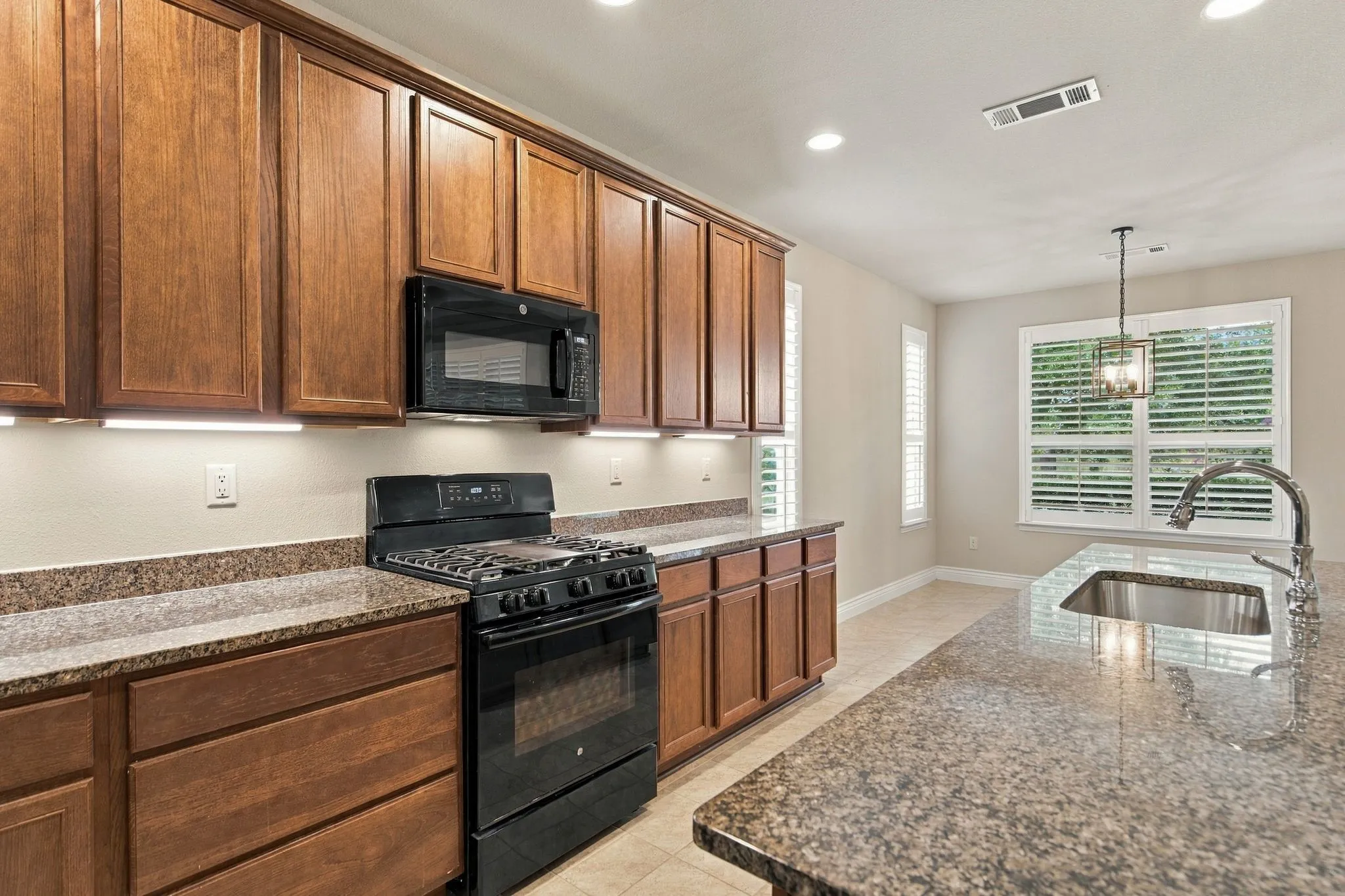 Single Family Residence For Sale in Denton County , 10304 Claystone Drive, Denton, Texas 76207, 2 Bedroom, 2 Bathroom, 2 Garage spaces, 1,417 Sqft, built in 2019, mls#21383049, Real Estate Agent in Denton, Homes For Sale in Denton county, Homes For Sale in Denton, Realtor in Denton Texas, Real Estate Brokerage Independent Realty Texas, Luminita Cordes Realtor