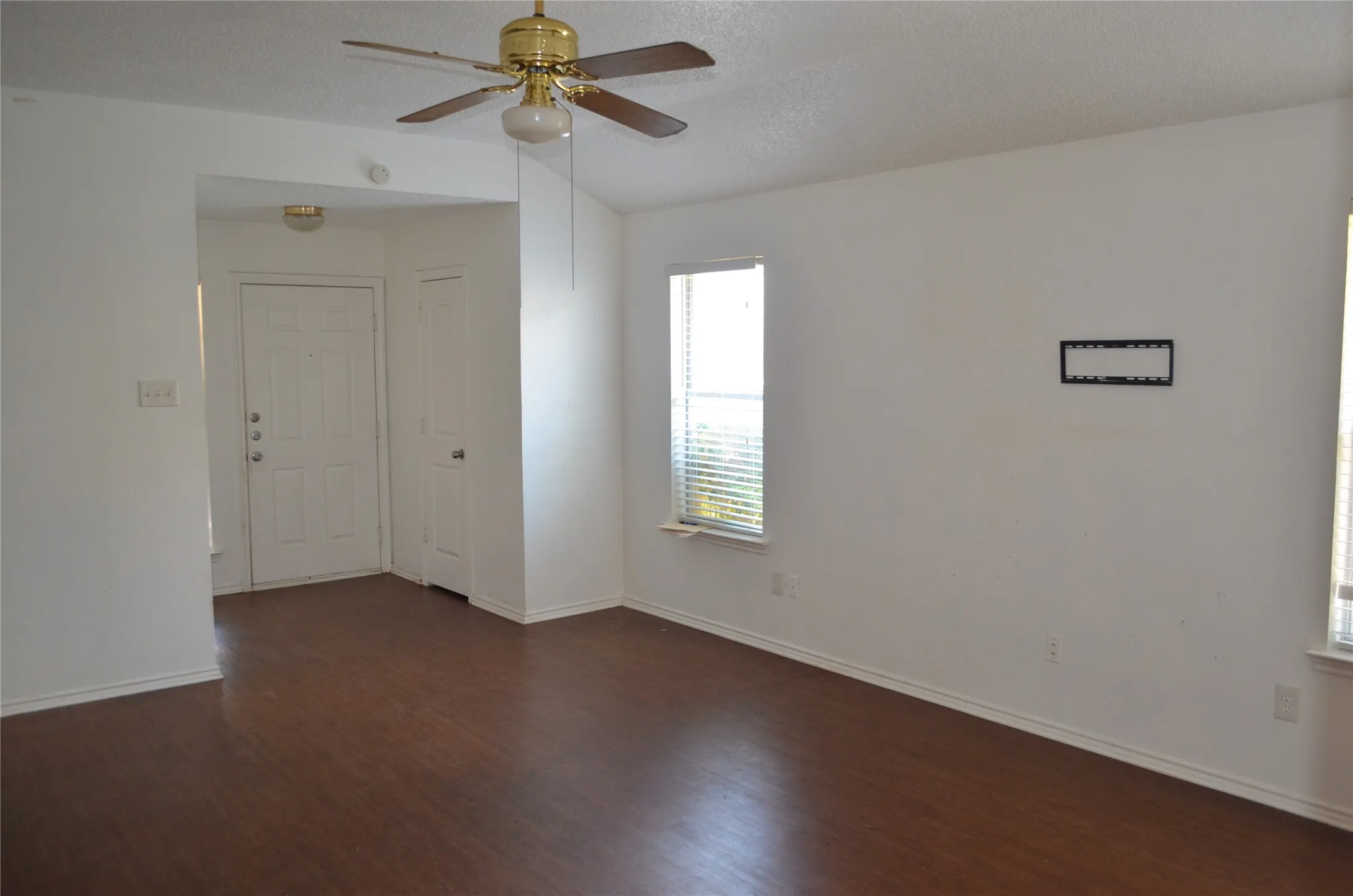 Single Family Residence For Sale in Dallas County , 532 Majestic Park Lane, Cedar Hill, Texas 75104, 3 Bedroom, 2 Bathroom, 2 Garage spaces, 1,274 Sqft, built in 1992, mls#21382755, Real Estate Agent in Cedar Hill, Homes For Sale in Dallas county, Homes For Sale in Cedar Hill, Realtor in Cedar Hill Texas, Real Estate Brokerage Independent Realty Texas, Luminita Cordes Realtor