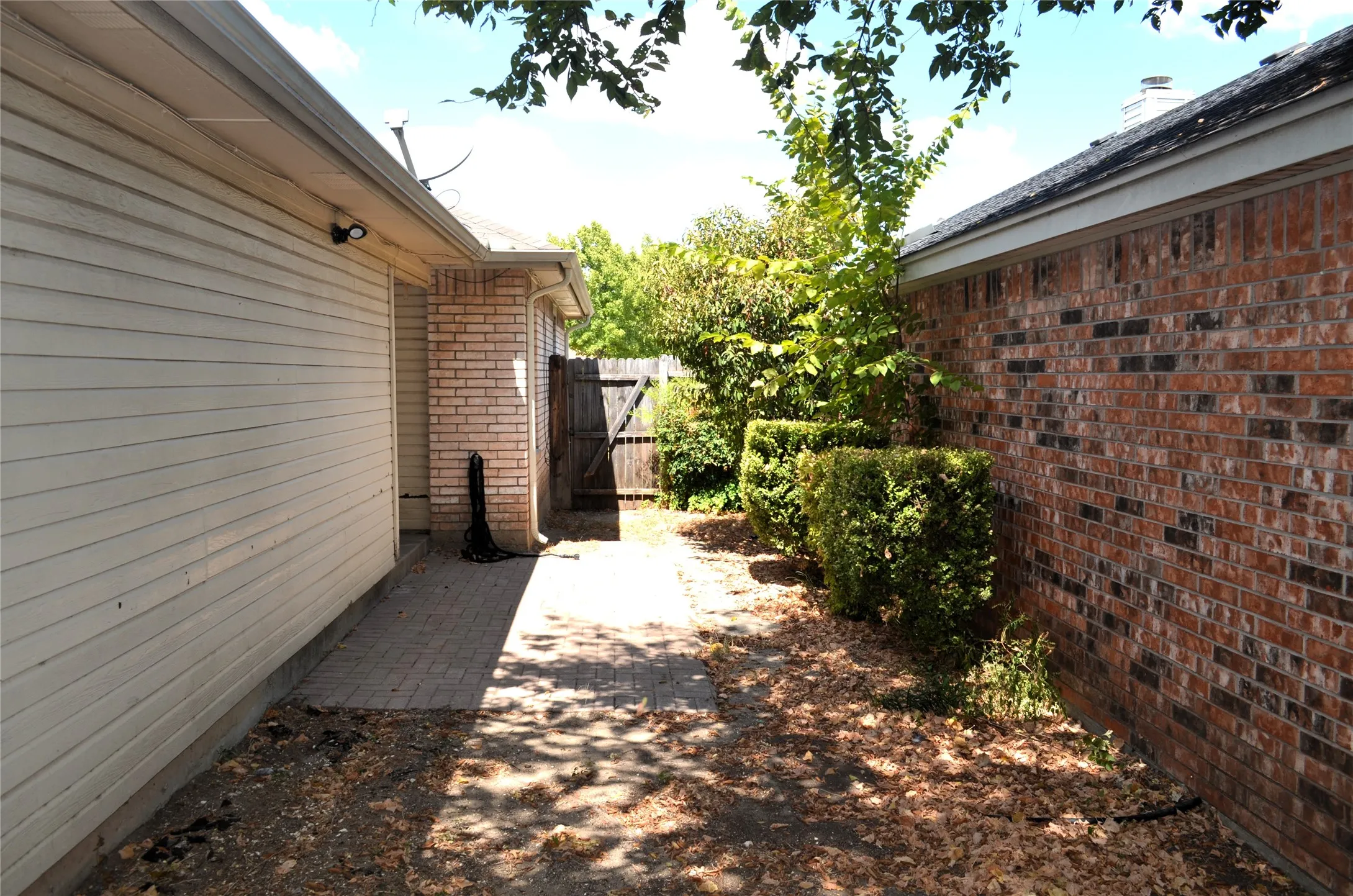 Single Family Residence For Sale in Dallas County , 532 Majestic Park Lane, Cedar Hill, Texas 75104, 3 Bedroom, 2 Bathroom, 2 Garage spaces, 1,274 Sqft, built in 1992, mls#21382755, Real Estate Agent in Cedar Hill, Homes For Sale in Dallas county, Homes For Sale in Cedar Hill, Realtor in Cedar Hill Texas, Real Estate Brokerage Independent Realty Texas, Luminita Cordes Realtor