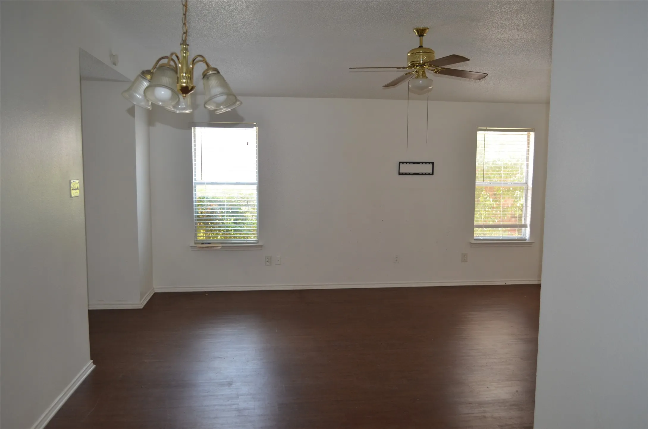 Single Family Residence For Sale in Dallas County , 532 Majestic Park Lane, Cedar Hill, Texas 75104, 3 Bedroom, 2 Bathroom, 2 Garage spaces, 1,274 Sqft, built in 1992, mls#21382755, Real Estate Agent in Cedar Hill, Homes For Sale in Dallas county, Homes For Sale in Cedar Hill, Realtor in Cedar Hill Texas, Real Estate Brokerage Independent Realty Texas, Luminita Cordes Realtor