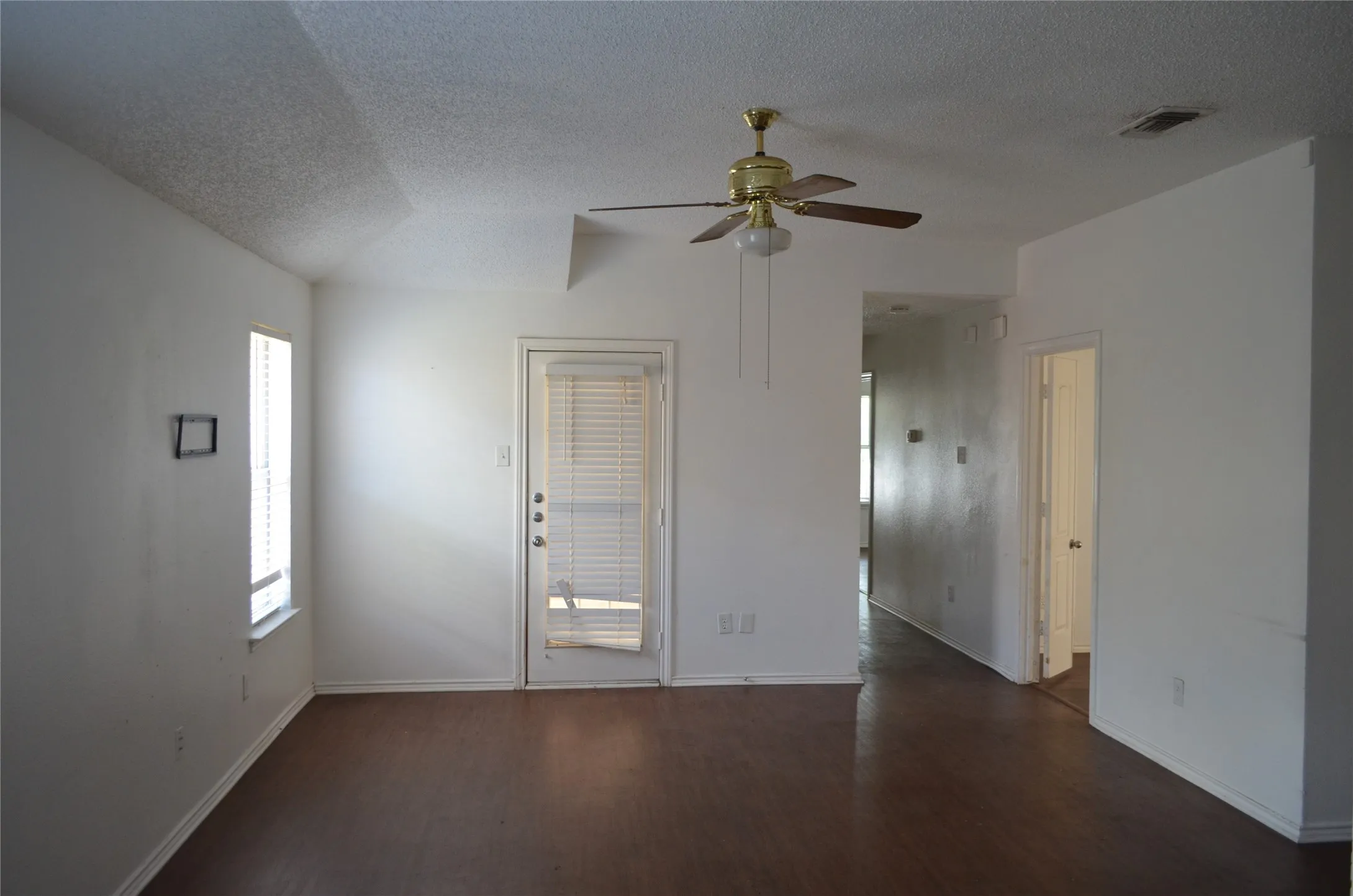 Single Family Residence For Sale in Dallas County , 532 Majestic Park Lane, Cedar Hill, Texas 75104, 3 Bedroom, 2 Bathroom, 2 Garage spaces, 1,274 Sqft, built in 1992, mls#21382755, Real Estate Agent in Cedar Hill, Homes For Sale in Dallas county, Homes For Sale in Cedar Hill, Realtor in Cedar Hill Texas, Real Estate Brokerage Independent Realty Texas, Luminita Cordes Realtor