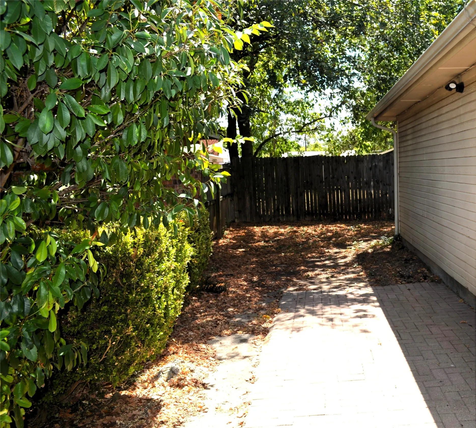 Single Family Residence For Sale in Dallas County , 532 Majestic Park Lane, Cedar Hill, Texas 75104, 3 Bedroom, 2 Bathroom, 2 Garage spaces, 1,274 Sqft, built in 1992, mls#21382755, Real Estate Agent in Cedar Hill, Homes For Sale in Dallas county, Homes For Sale in Cedar Hill, Realtor in Cedar Hill Texas, Real Estate Brokerage Independent Realty Texas, Luminita Cordes Realtor