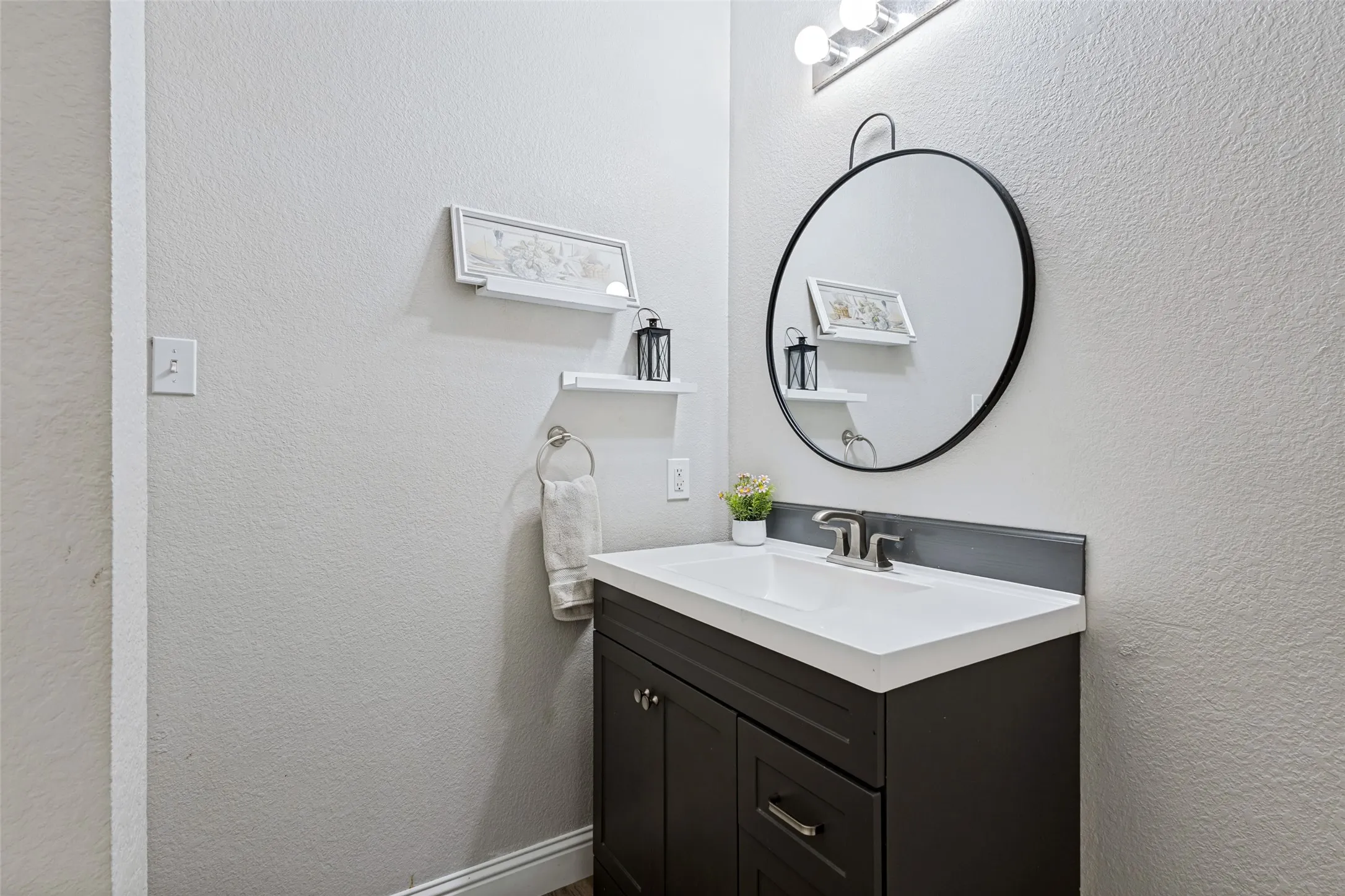 Single Family Residence For Sale in Collin County , 950 W Ash Street, Celina, Texas 75009, 3 Bedroom, 2 Bathroom, 2 Garage spaces, 1,823 Sqft, built in 2005, mls#21381543, Real Estate Agent in Celina, Homes For Sale in Collin county, Homes For Sale in Celina, Realtor in Celina Texas, Real Estate Brokerage Independent Realty Texas, Luminita Cordes Realtor