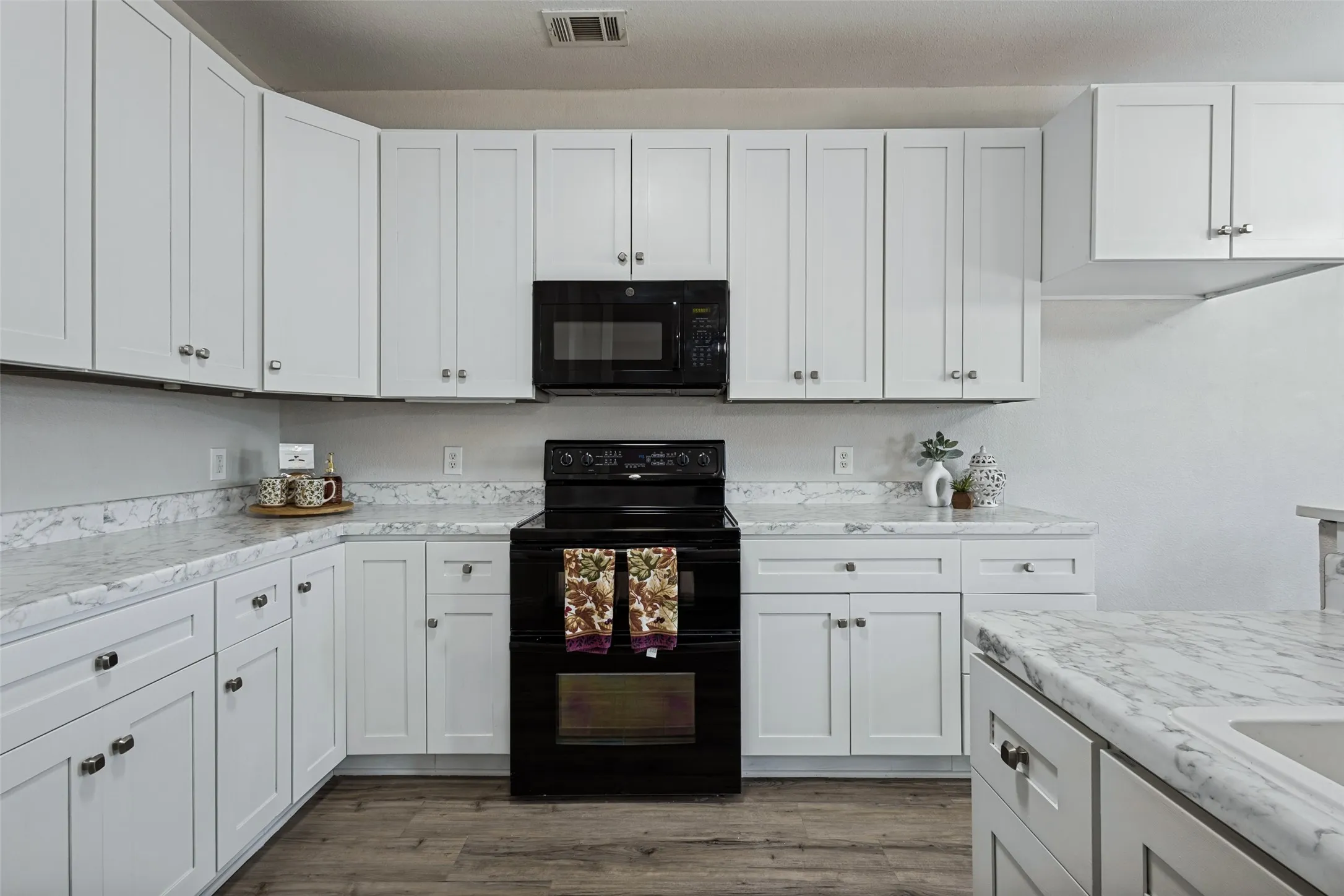 Electric double oven with plenty of cabinet space