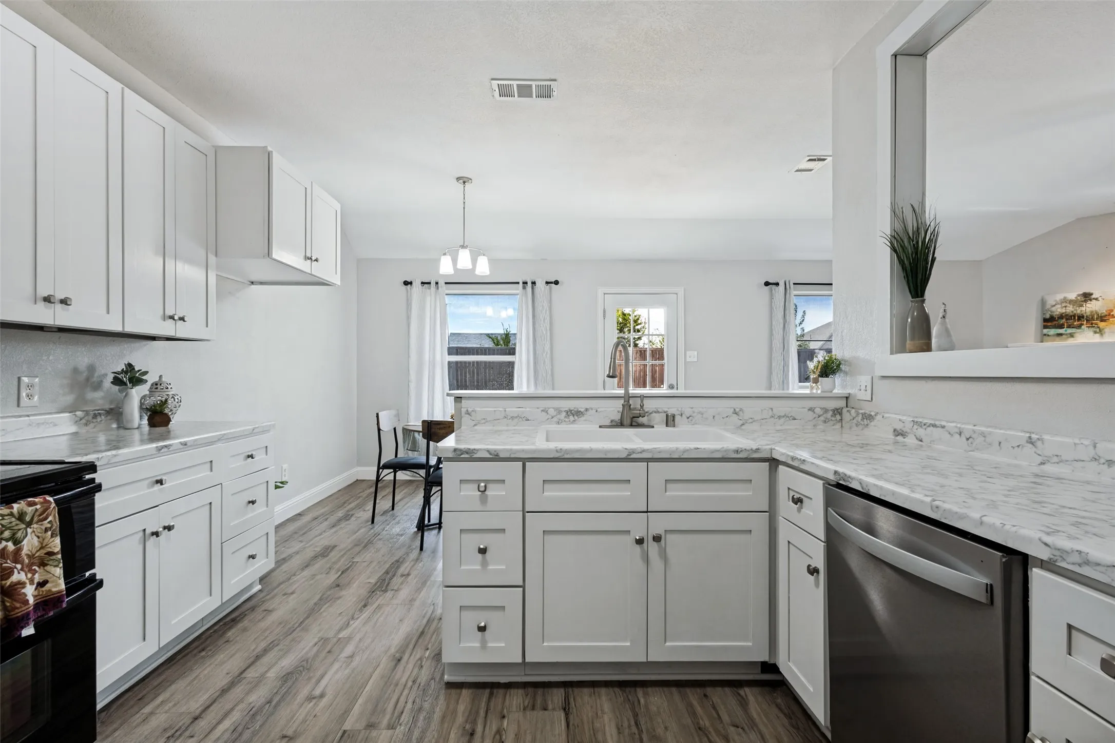 Single Family Residence For Sale in Collin County , 950 W Ash Street, Celina, Texas 75009, 3 Bedroom, 2 Bathroom, 2 Garage spaces, 1,823 Sqft, built in 2005, mls#21381543, Real Estate Agent in Celina, Homes For Sale in Collin county, Homes For Sale in Celina, Realtor in Celina Texas, Real Estate Brokerage Independent Realty Texas, Luminita Cordes Realtor