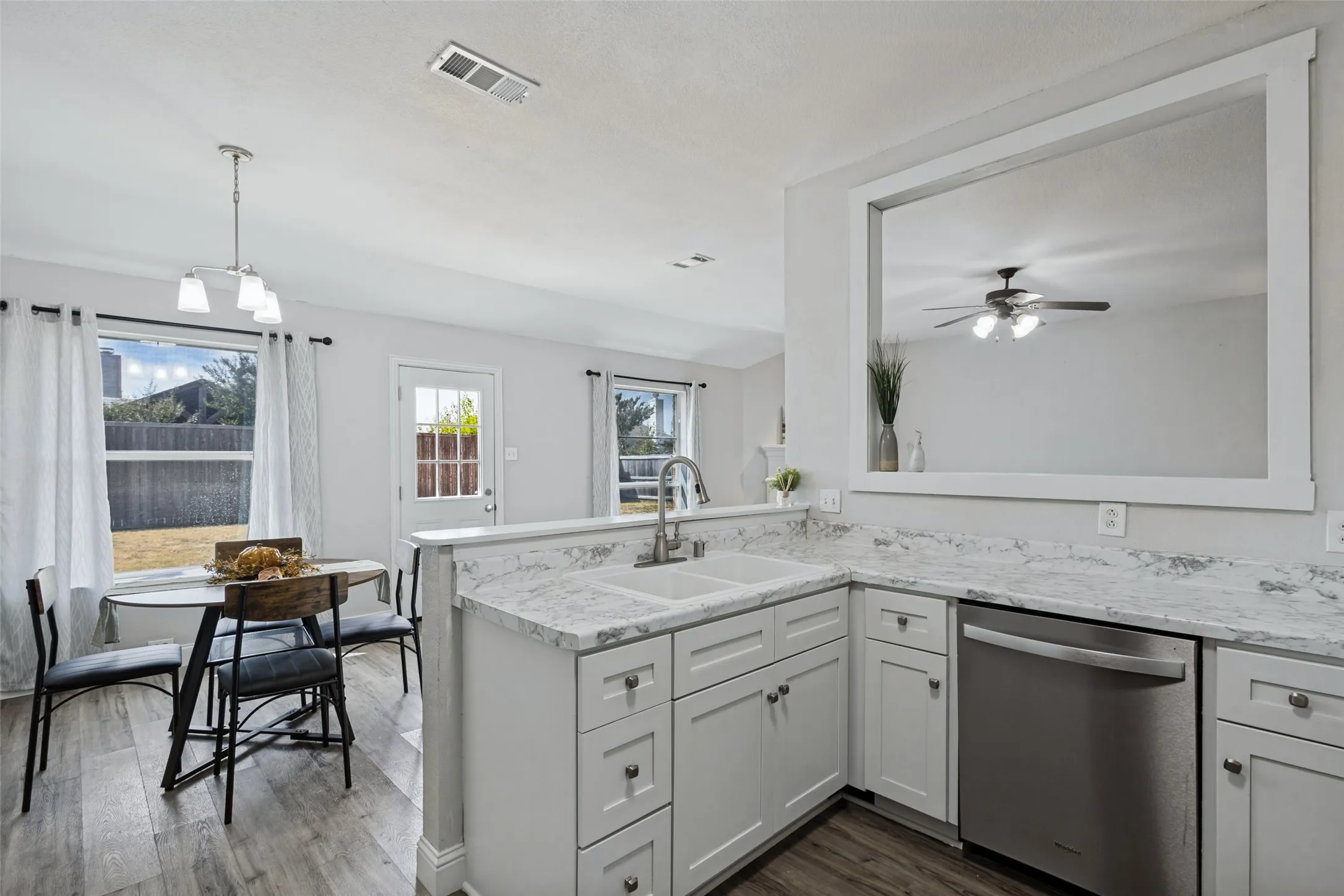 Spacious kitchen, Quartz-look countertops and soft close cabinets