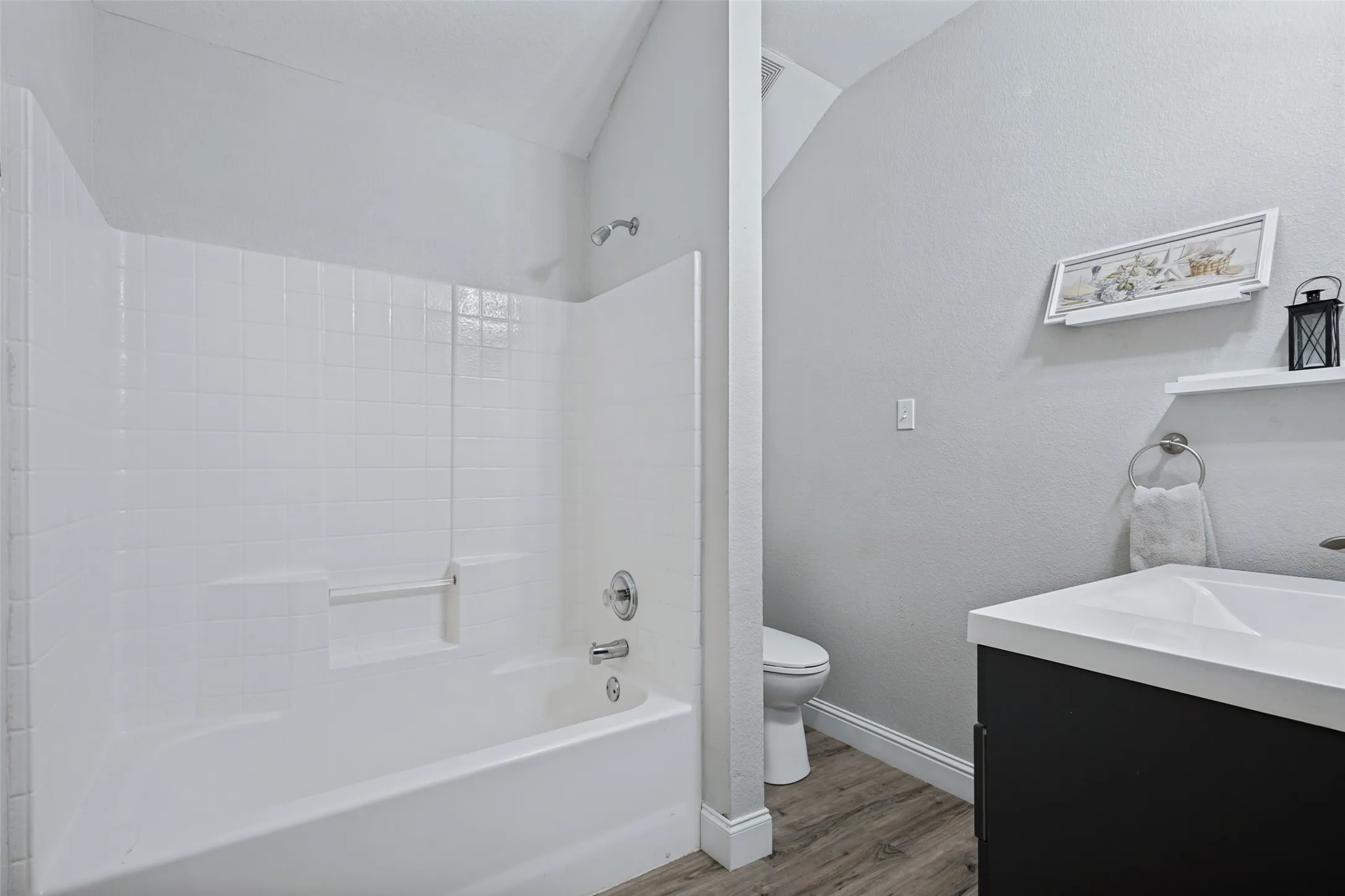 Secondary bathroom with shower/tub