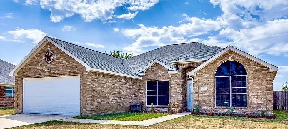Single Family Residence For Sale in Collin County , 950 W Ash Street, Celina, Texas 75009, 3 Bedroom, 2 Bathroom, 2 Garage spaces, 1,823 Sqft, built in 2005, mls#21381543, Real Estate Agent in Celina, Homes For Sale in Collin county, Homes For Sale in Celina, Realtor in Celina Texas, Real Estate Brokerage Independent Realty Texas, Luminita Cordes Realtor