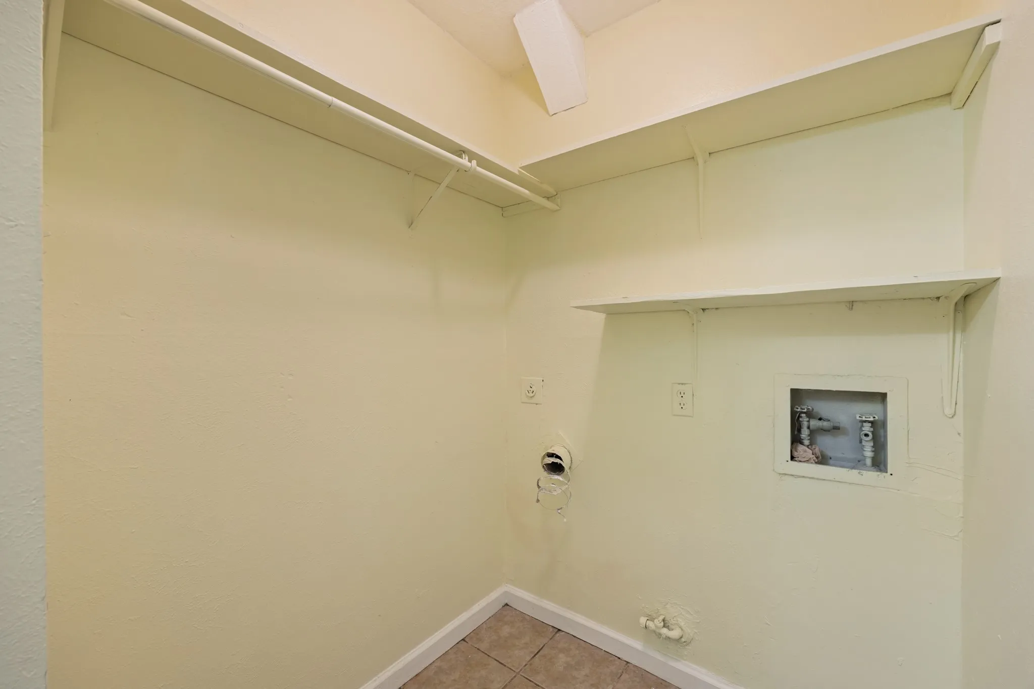 Single Family Residence For Rent in Dallas County , 7418 Boisenberry Lane, Dallas, Texas 75249, 5 Bedroom, 2 Bathroom, Garage spaces, 2,204 Sqft, built in 1978, mls#21386594, Real Estate Agent in Dallas, Homes For Rent in Dallas county, Homes For Rent in Dallas, Realtor in Dallas Texas, Real Estate Brokerage Independent Realty Texas, Luminita Cordes Realtor