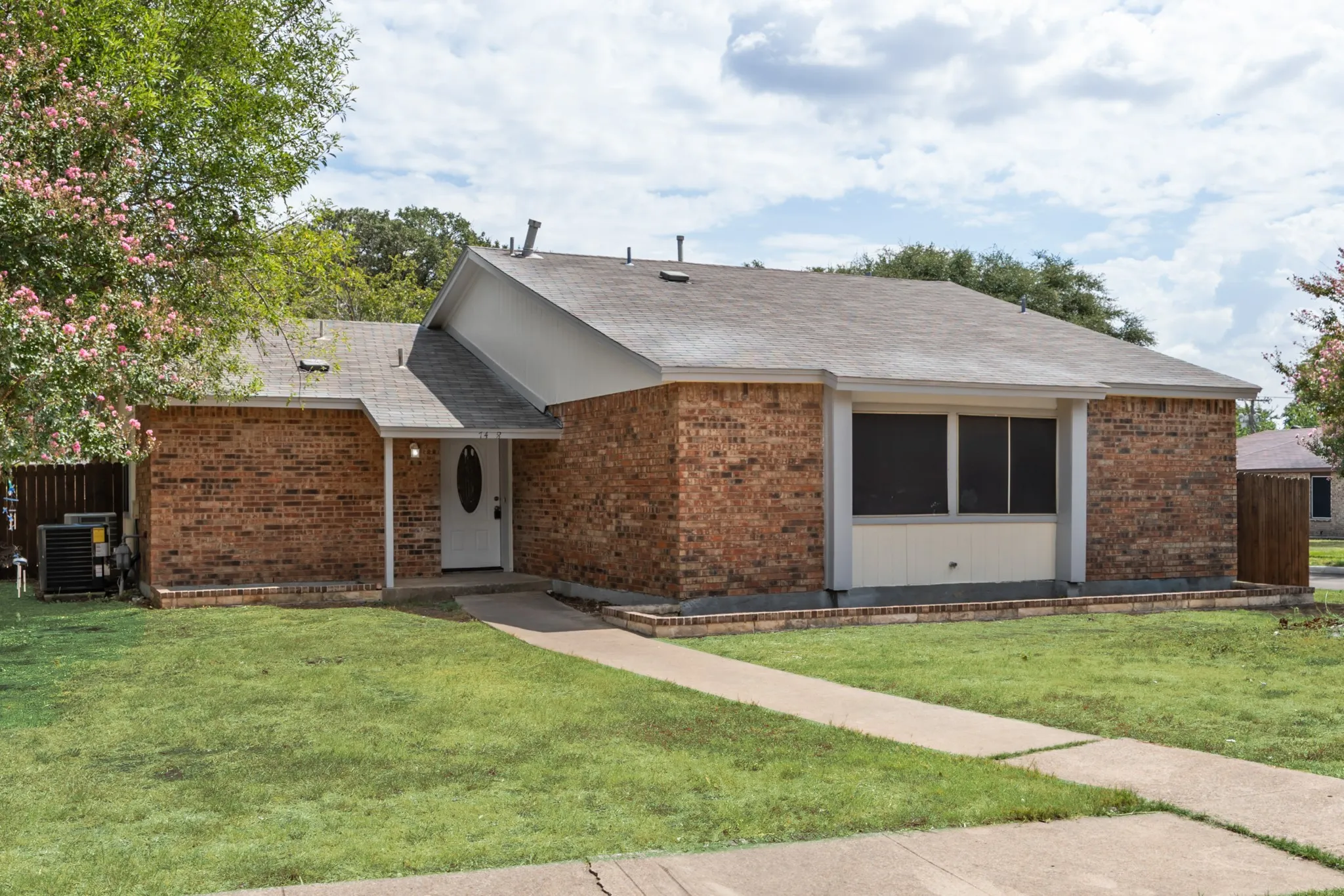 Single Family Residence For Rent in Dallas County , 7418 Boisenberry Lane, Dallas, Texas 75249, 5 Bedroom, 2 Bathroom, Garage spaces, 2,204 Sqft, built in 1978, mls#21386594, Real Estate Agent in Dallas, Homes For Rent in Dallas county, Homes For Rent in Dallas, Realtor in Dallas Texas, Real Estate Brokerage Independent Realty Texas, Luminita Cordes Realtor